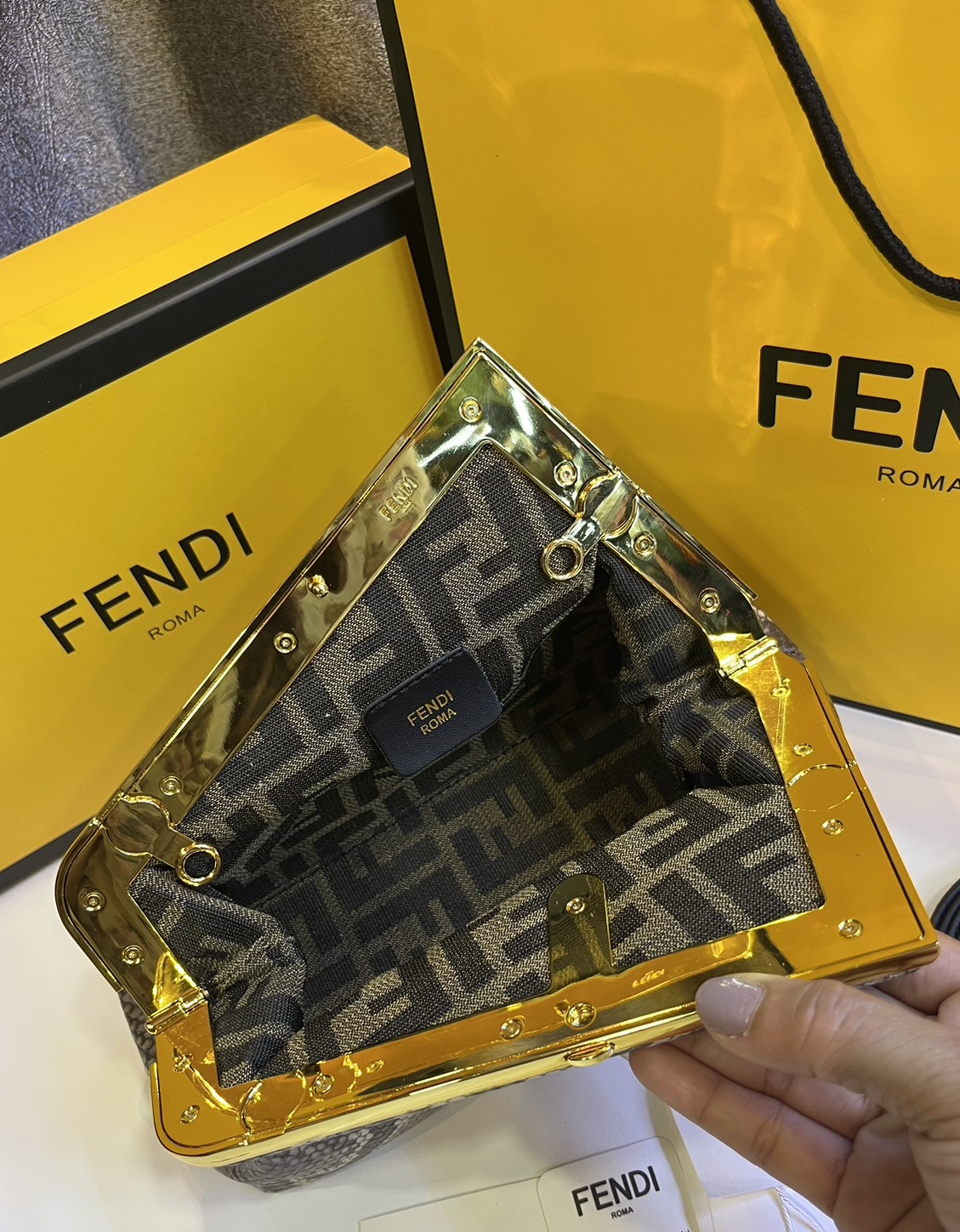 พร้อมส่ง 6 สี FENDI First Midi bag กระเป๋าทรงคลัชมาพร้อมสายสะพาย รูปลักษณ์สวยงามทันสมัย 🧡 เกรดออริจินอล 1:1 สลับแท้ ใช้งานต่างประเทศได้
