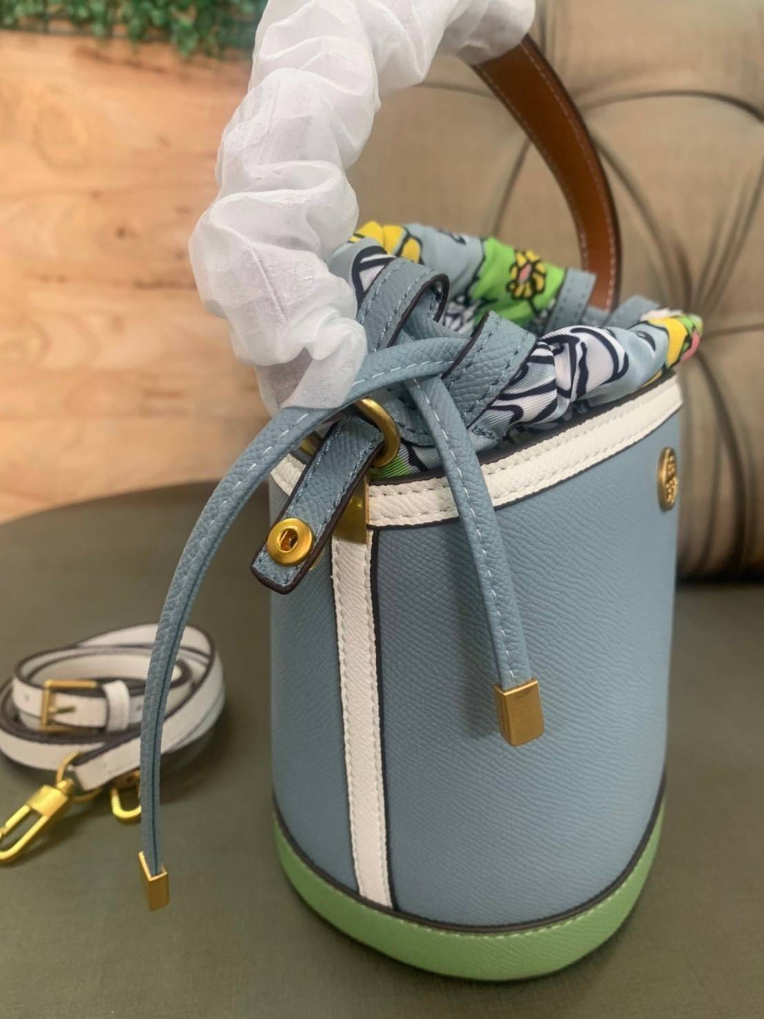 Tory Burch Robinson mini bucket bag กระเป๋าถือและสะพาย Crossbody ทรงถังสวยสุดฮิต เป็นรูปทรงใหม่ มาแรงที่สุดในตอนนี้!! ประดับโลโก้ด้านหน้า สวยโดดเด่นไม่เหมือนใคร วัสดุหนังวัวแท้ หนังสวย น้ำหนักเบา ตั้งอยู่ทรง ด้านในมีกระเป๋าผ้าลายแบรนด์ สามารถถอดออกได้ ภาย