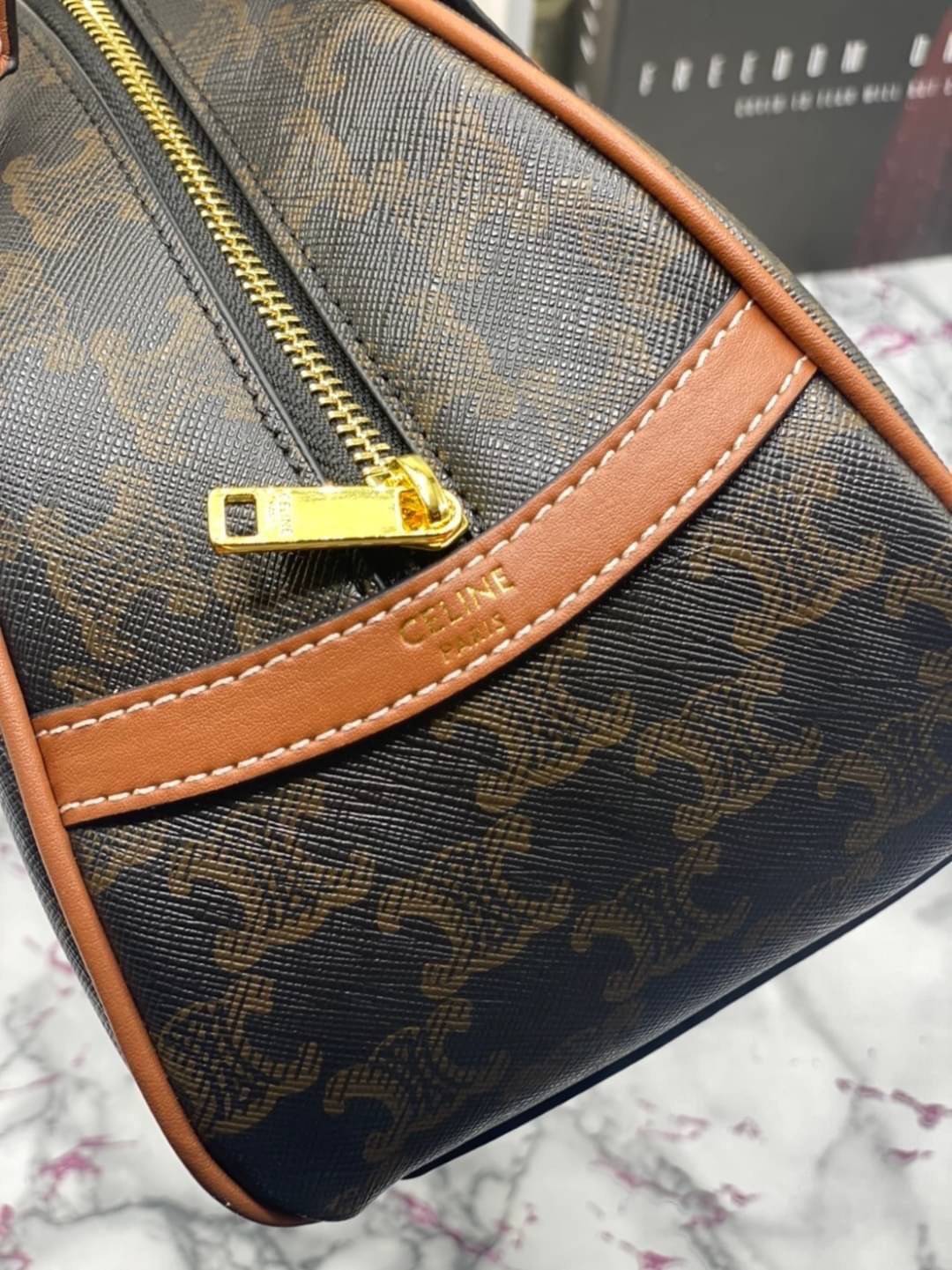 หนังแท้ CELINE MEDIUM TECKEL IN TRIOMPHE CANVAS AND CALFSKIN TAN / CELINE TRIOMPHE SHOULDER BAG / CELINE TRIOMPHE HANDBAG กระเป๋าถือหรือสะพายไหล่ ก็ปังๆ ยาวๆ ไปเลยสิค่ะ งานหนังแท้ทั้งใบสวยหรู สวยมากกก เก๋มาก ต้องมีแล้วค่าา แบบใหม่ล่าสุด งานพึ่งเข้ามาน้อยน