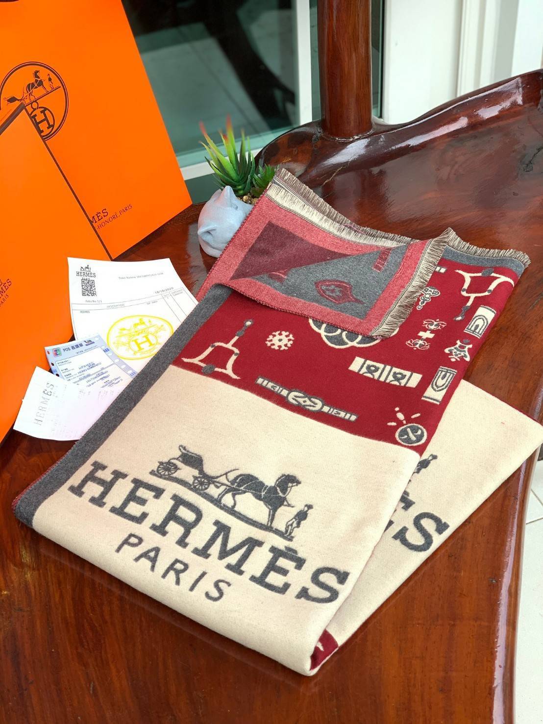 Hermes Paris Women’s Scarves Accessories Scarf ผ้าคลุมไหล่ผืนใหญ่ สวยหรูตาสแบบฉบับจากHermes ถักทอด้วยผ้าcashmere ผ้าเนื้อดี สัมผัสนุ่มมือ ทอลายในตัว สีสันและลายคมชัด ผืนใหญ่ ให้ความอบอุ่น มาเป็นเซ็ทของขวัญ เพื่อมอบเป็นของขวัญชิ้นดีแทนความรู้สึกดีๆให้กับที