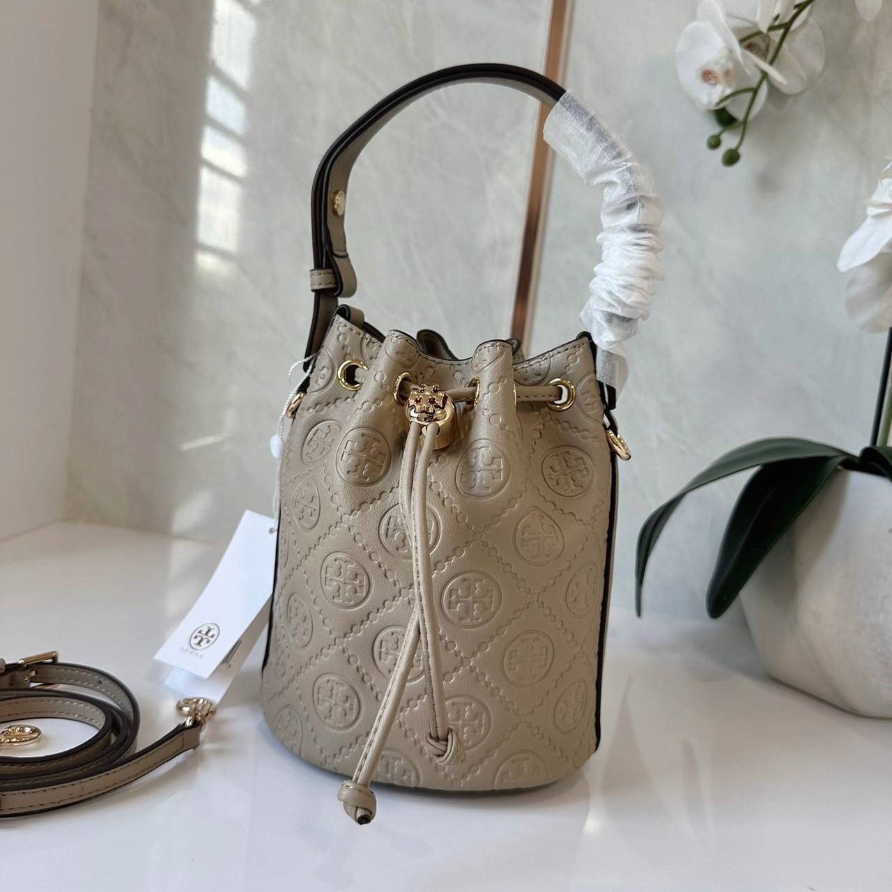 TORY BURCH mini T Monogram leather bucket bag กระเป๋าบัคเกต ไซต์ mini คอลเลกชันหนัง T Monogram ลายซิกเนเจอร์หนังปั้มลายนูน