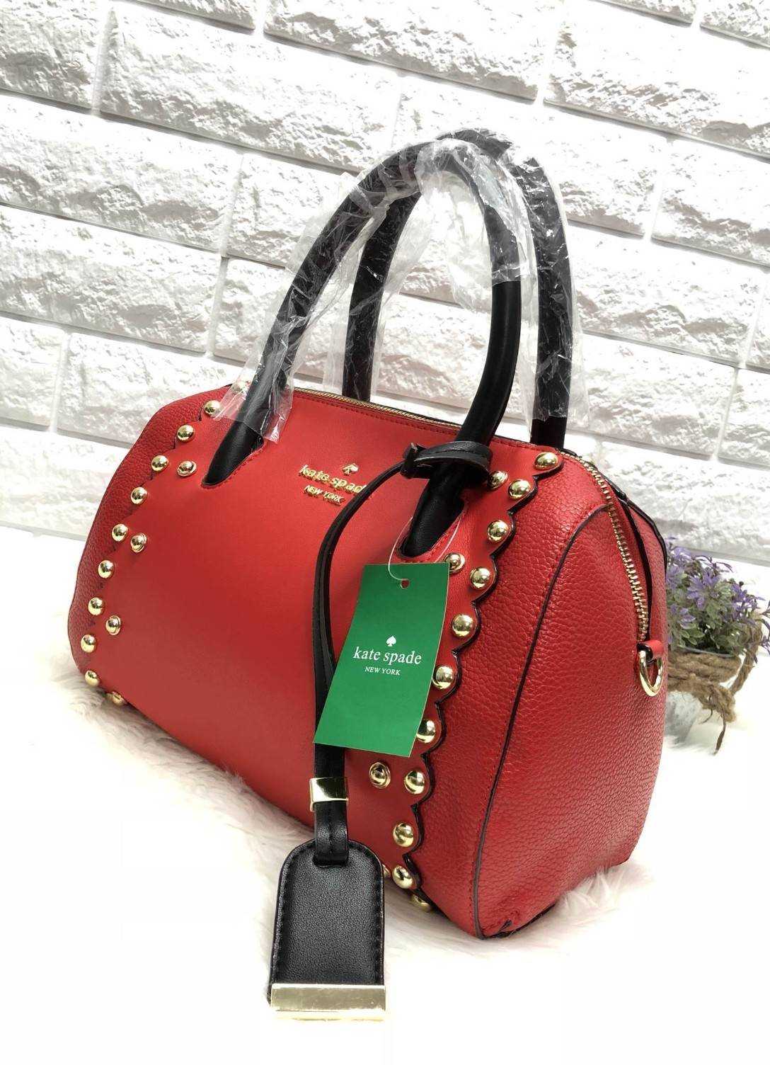 New arrival. Kate spade new york women’s bag 2018 พร้อมส่งรุ่นใหม่ล่าสุด กระเป๋าถือหรือสะพายข้างทรงหมอน มีมาให้เลือกถึง 4 ลาย ด้านหน้าติดโลหะโลโก้แบรนด์ตัวใหญ่ อะไหล่ทอง เปิดปิดกระเป๋าแบบซิป ภายในโล่ง กว้าง ใส่ของจุ มีช่องซิปหนึ่งช่อง ช่องเล็กสองช่อง ด้าน