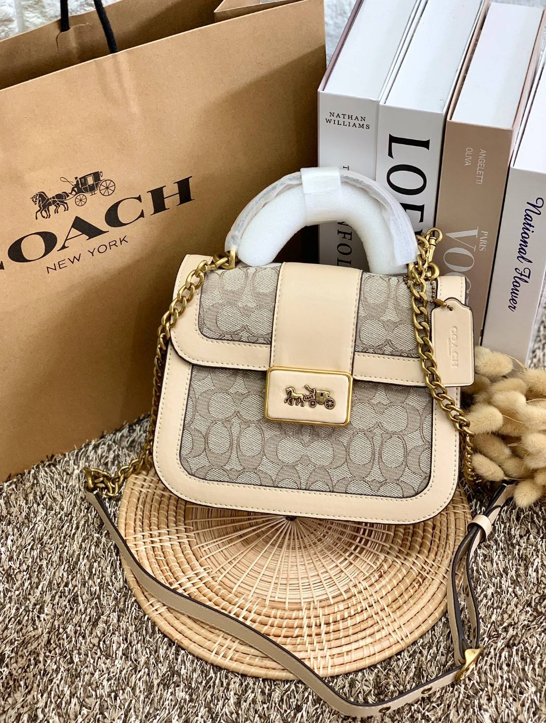 ใบจริงสวยหรูมากๆค่ะ💥 COACH ALIE TOP HANDLE IN SIGNATURE JACQUARD ((C4822)) พร้อมส่งที่ไทยค่ะ! กระเป๋าหิ้ว//สะพายข้าง วัสดุ Jacquard+หนังแท้ได้ลงตัวสวยงามมากๆค่ะ คลาสสิคสุดๆ เปิดปิดกระเป๋าแบบกดล็อค ช่องหลักกางออกได้กว้างสามารถใส่กระเป๋าเงินใบกลางได