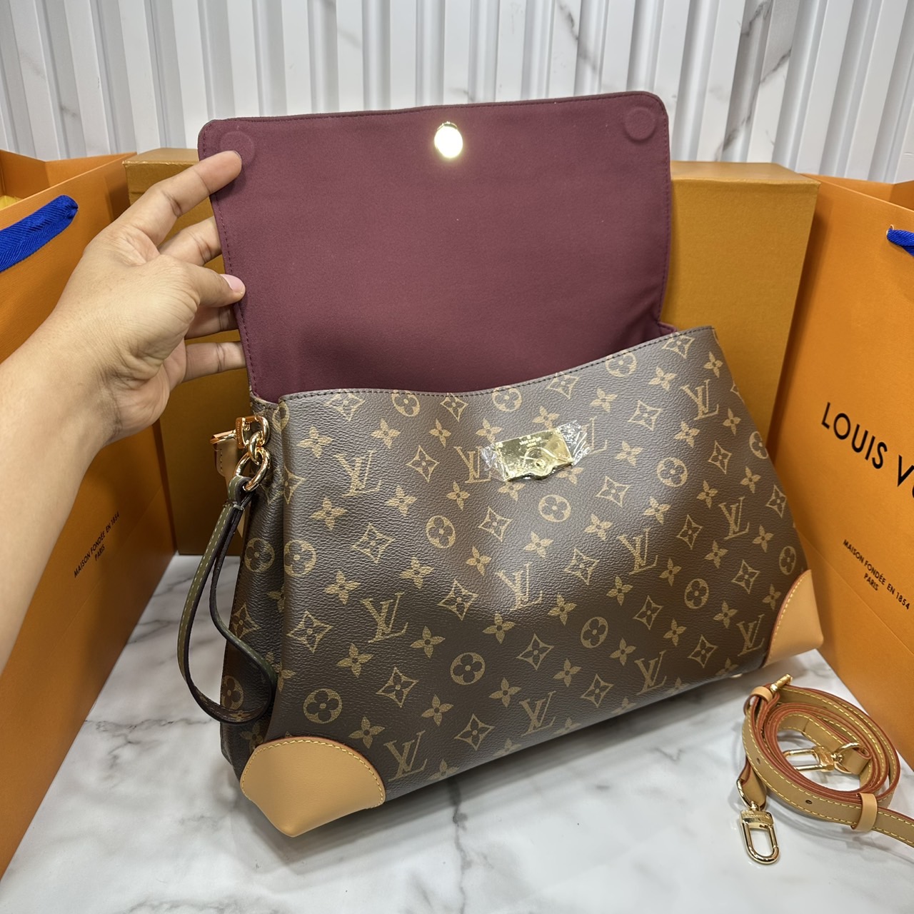 ORI หนังแท้ | LV Hide Away MM Hobo Bag กระเป๋าสะพายทรงสวยหรูสำหรับใส่ทำงานหรือใส่เที่ยวพักผ่อน ผสานดีไซน์เรียบหรูเข้ากับเอกลักษณ์เฉพาะตัวของ Louis Vuitton ผลิตจากผ้าแคนวาสเคลือบลายโมโนแกรม
