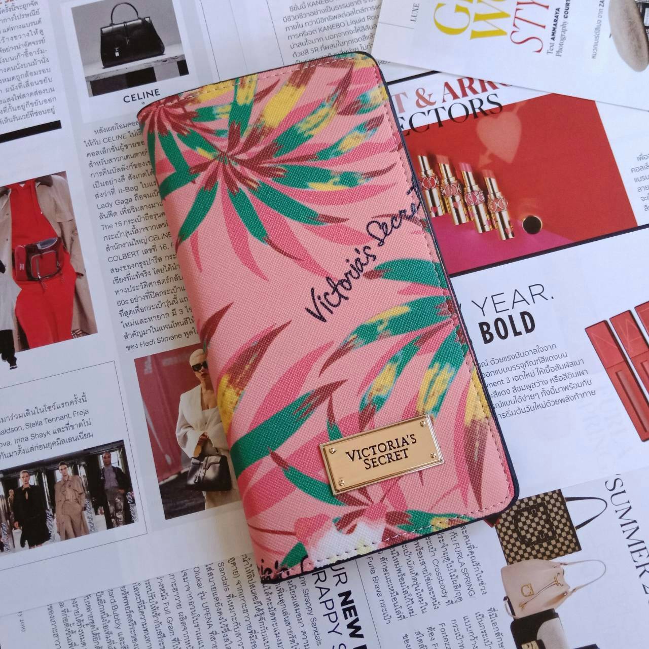 กระเป๋าสตางค์แบบพับจากแบรนด์ดัง VICTORIA'S SECRET แบบพับฝาเปิด ดีไซน์สวย พิมพ์ลายบนหนังpu ด้านหน้าประดับโลโก้ เปิดปิดง่าย ตามแบบฉบับของ Victoria ลุคทันสมัย ใส่บัตร+แบงค์ได้เยอะ แถมมีช่องซิปด้วย น้ำหนักเบา รุ่นนี้ขอแนะนำคะ!