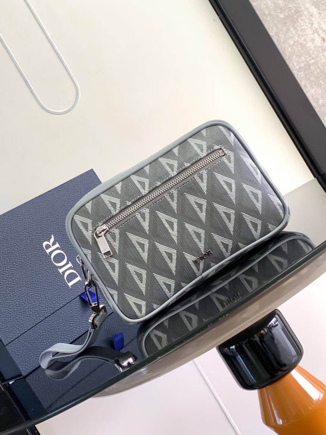 DIOR TOILETRY BAG Oblique Jacquard / Dior Toiletry Handbag พร้อมส่ง กระเป๋าถือมีสายคล้องมือ สวยหรูหราเป็นเอกลักษณ์แบรนด์ **สินค้าเกรดท็อปออริจินอล 1:1 สลับแท้ เกรดดีสุด ใช้งานต่างประเทศได้