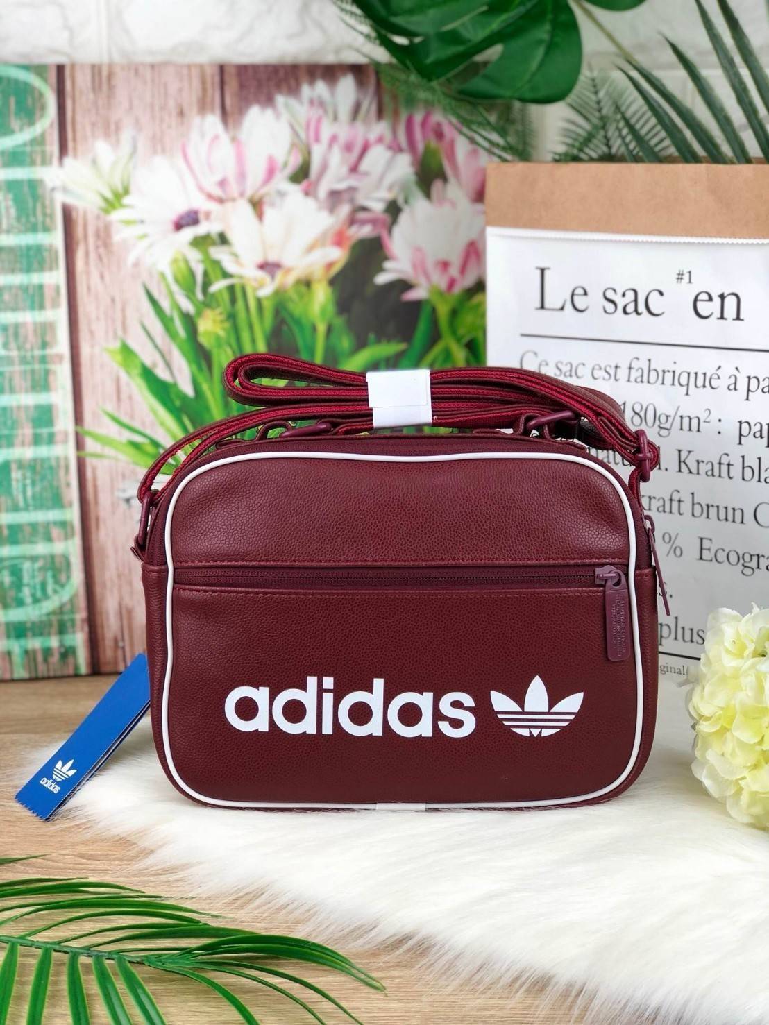 ADIDAS MINI AIRLINE VINT BAG กระเป๋าถือหรือสะพายทรง sport วัสดุ pu. นิ่ม น้ำหนักเบา ทรงสวย classic ด้านหน้ามีช่อง ซิปด้านบนแบ่ง 2 ช่องใหญ่ จุได้เยอะ ใส่ wallet ยาว, mini iPad ได้ mini พร้อมสายยาวปรับ freesize ค่ะ