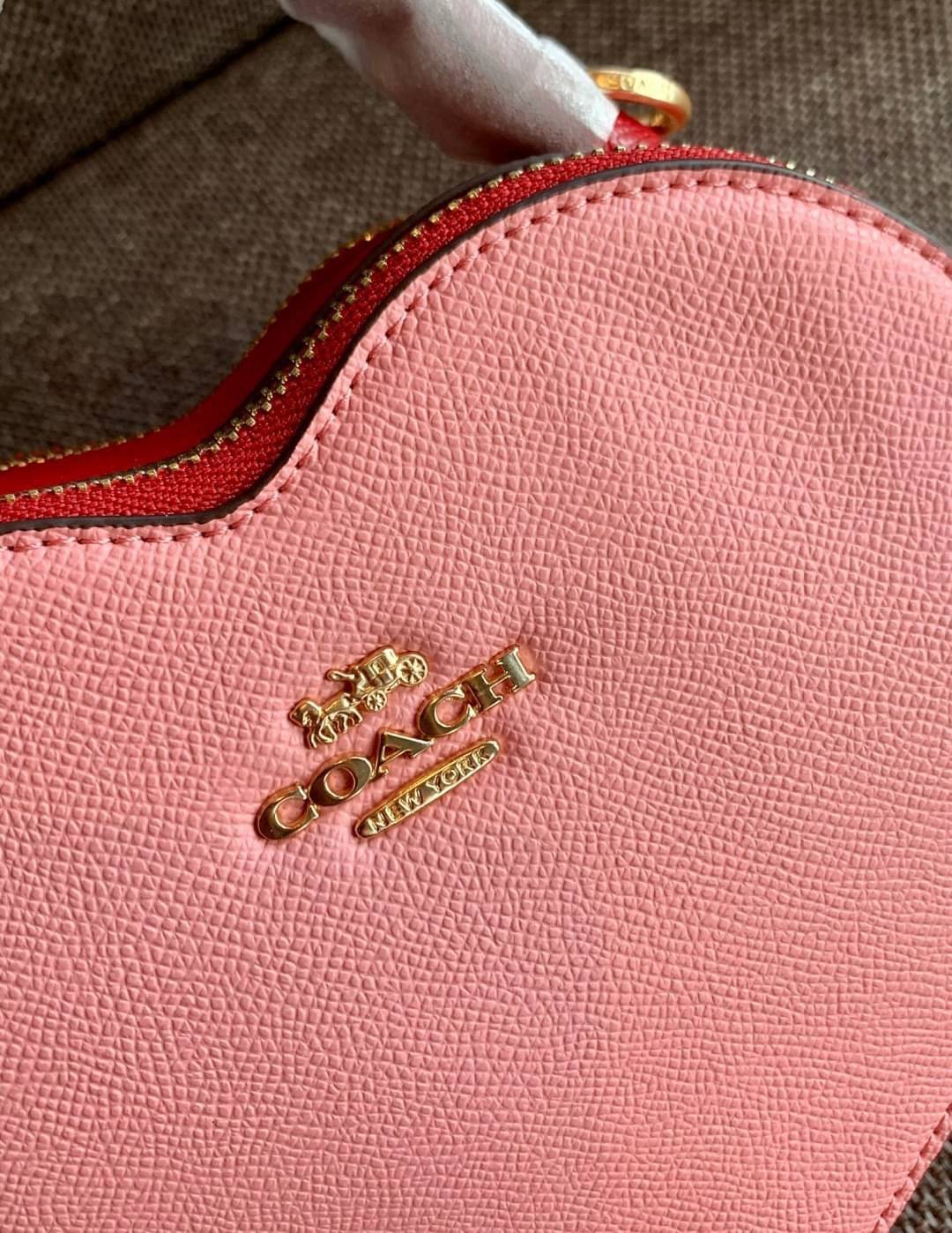 ต้อนรับวาเลนไทน์นี้ ❤️พร้อมส่งความรักหว๊านหว๊านค่ะ❤️ COACH HEART CROSSBODY BAG ((C5118//C5119)) 💥Limited edition หลงรักแน่นอน💋 พร้อมส่งที่ไทยก่อนใครวันนี้!