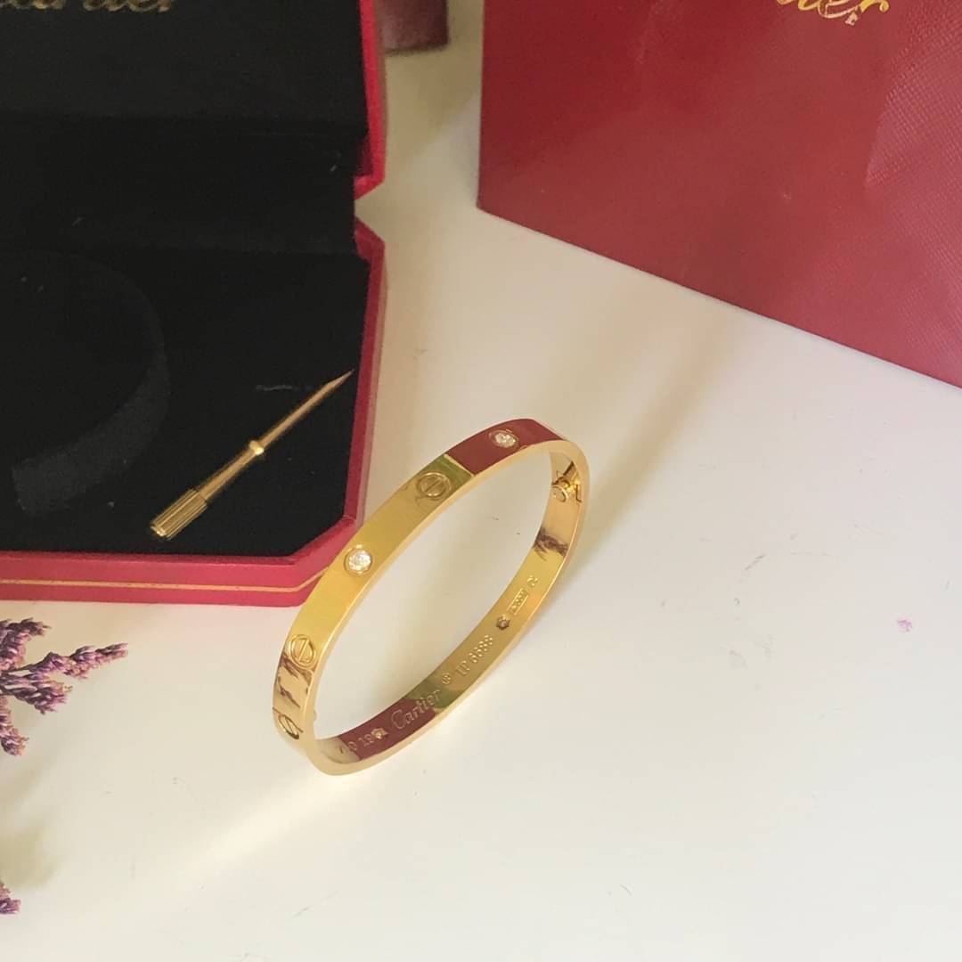 Cartier Love Bracelet รุ่นเพชร กำไลข้อมือ ภาพถ่ายจากงานจริง วัสดุโลหะเคลือบขึ้นเงาตามรูป งานปั้มครบตามรูปเลยค่ะ
