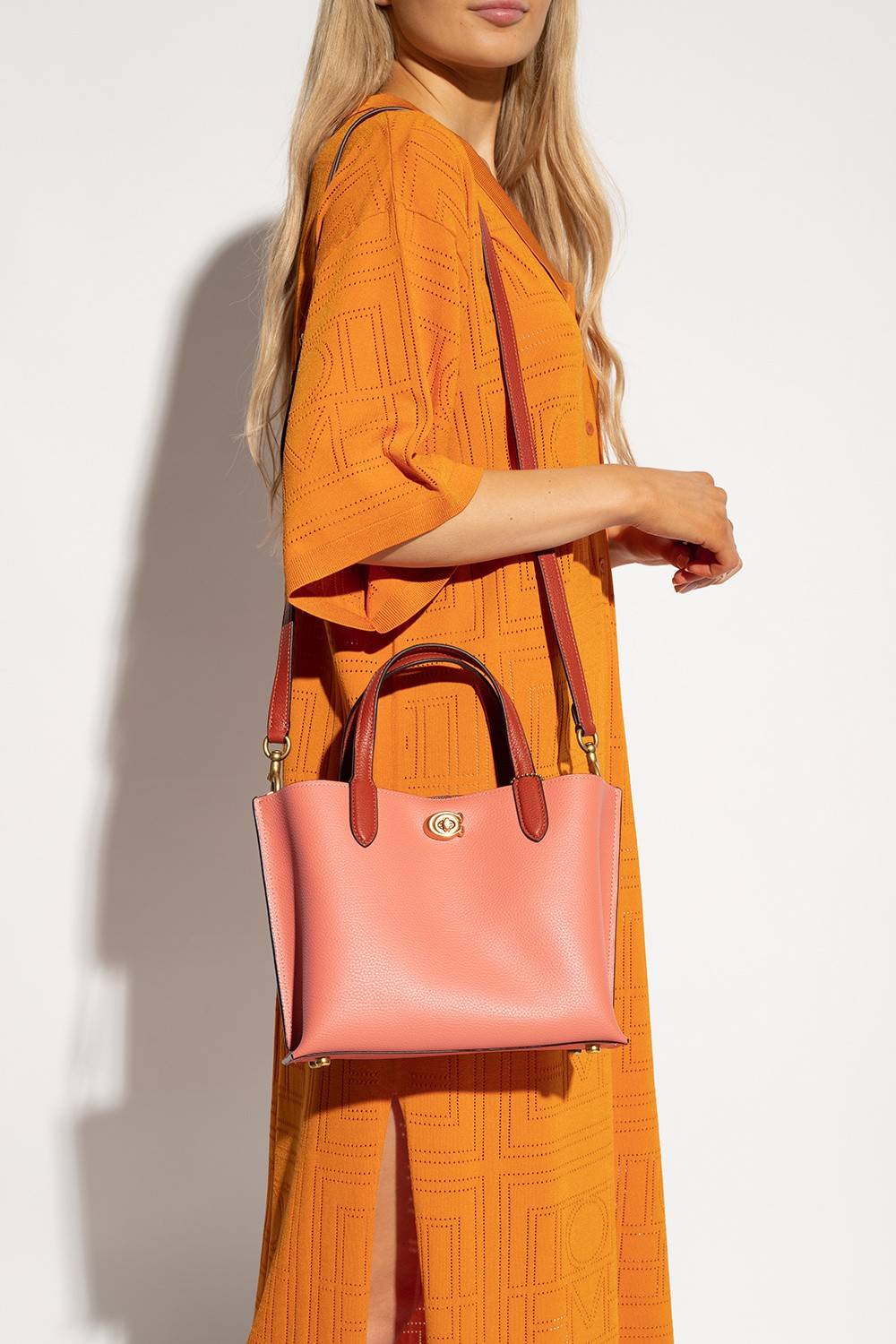 COACH C8561 C8869 WILLOW TOTE 24 IN COLOR BLOCK น้องสาวลุคลูกคุณมาแล้วจ้า กระเป๋าถือ/สะพาย ดีไซน์คัลเลอร์บล็อค ลงตัว เรียบหรู ใบจริงคือผู้ดี๊ผู้ดี ใช่ได้ทุกๆโอกาส วัสดุหนัง pepble อยู่ทรง เปิดปิดด้วยตัวบิดล็อค และอีกฝั่งเป็นกระดุมแม่เหล็ก ภายในโล่งกว้าง ใ