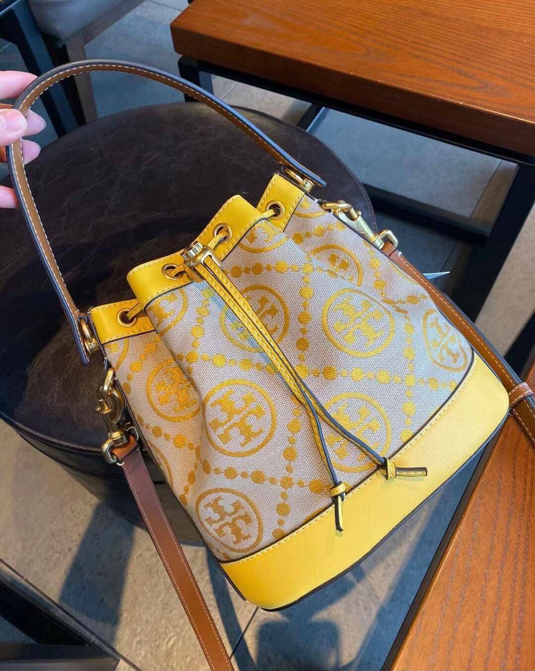 ของแท้ 💯% 】Tory Burch Monogram Jacquard Bucket Bag กระเป๋าถือหรือสะพายไหล่ วัสดุผ้า Canvas โลโก้ Jacquard ทรงถัง ตั้งอยู่ทรง