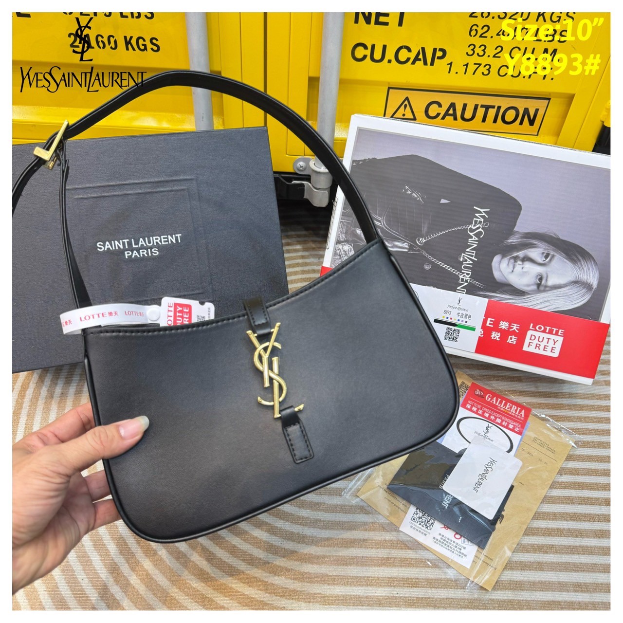 YSL le 5 à 7 Hobo Bag กระเป๋าสะพายไหล่ดีเทลหรู ฮอตไม่หยุด ฉ่ำสุดตัวแม่ คลาสสิค ดีเทลหรู สวยครบทุกมุมตอบโจทย์ทุกไลฟ์สไตล์ ใช้งานได้ง่ายและสะดวก หนังเรียบสวยน้ำหนักเบา คมชัด ดูแพงที่สุด