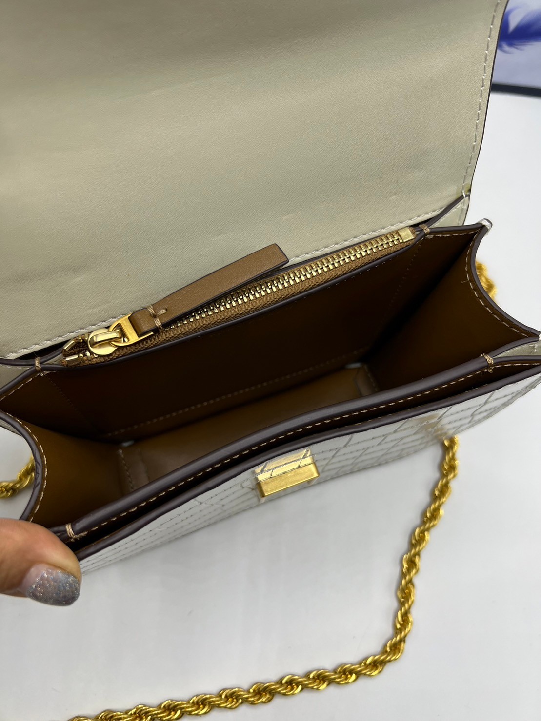 6 สี Tory Burch Croc Eleanor Small Bag / TORY BURCH ELEANOR CROC EMBOSSED LEATHER กระเป๋าสะพายหนังพิมพ์ลายจระเข้ ดีไซน์หรูหรา โด่นเด่นด้วยโลโก้แบรนด์อะไหล่ด้านหน้า และสายสะพายโลหะสีทอง