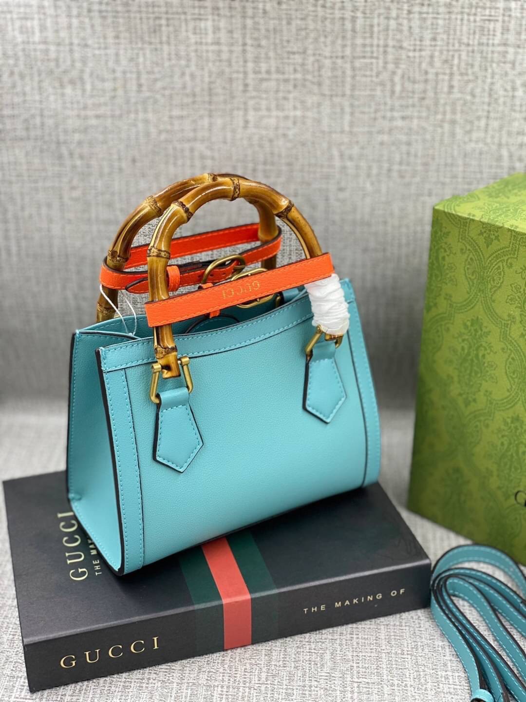 VIP GIFT 】หนังแท้ GUCCI Diana mini tote bag กระเป๋างานหูไม้ไผ่สุดคลาสสิก ดีไซน์มาใหม่พร้อมเข็ดขัดหนังสีสะท้อนแสงประดับตรงหูกระเป๋า ขนาดมินิกำลังน่ารักเลยค่ะ วัสดุหนังแท้ อะไหล่ทอง งานสวยตั้งอยู่ทรง มีสายสะพายยาว 1เส้น สามารถปรับระดับได้-ถอดได้ งานเก๋ไก๋ที