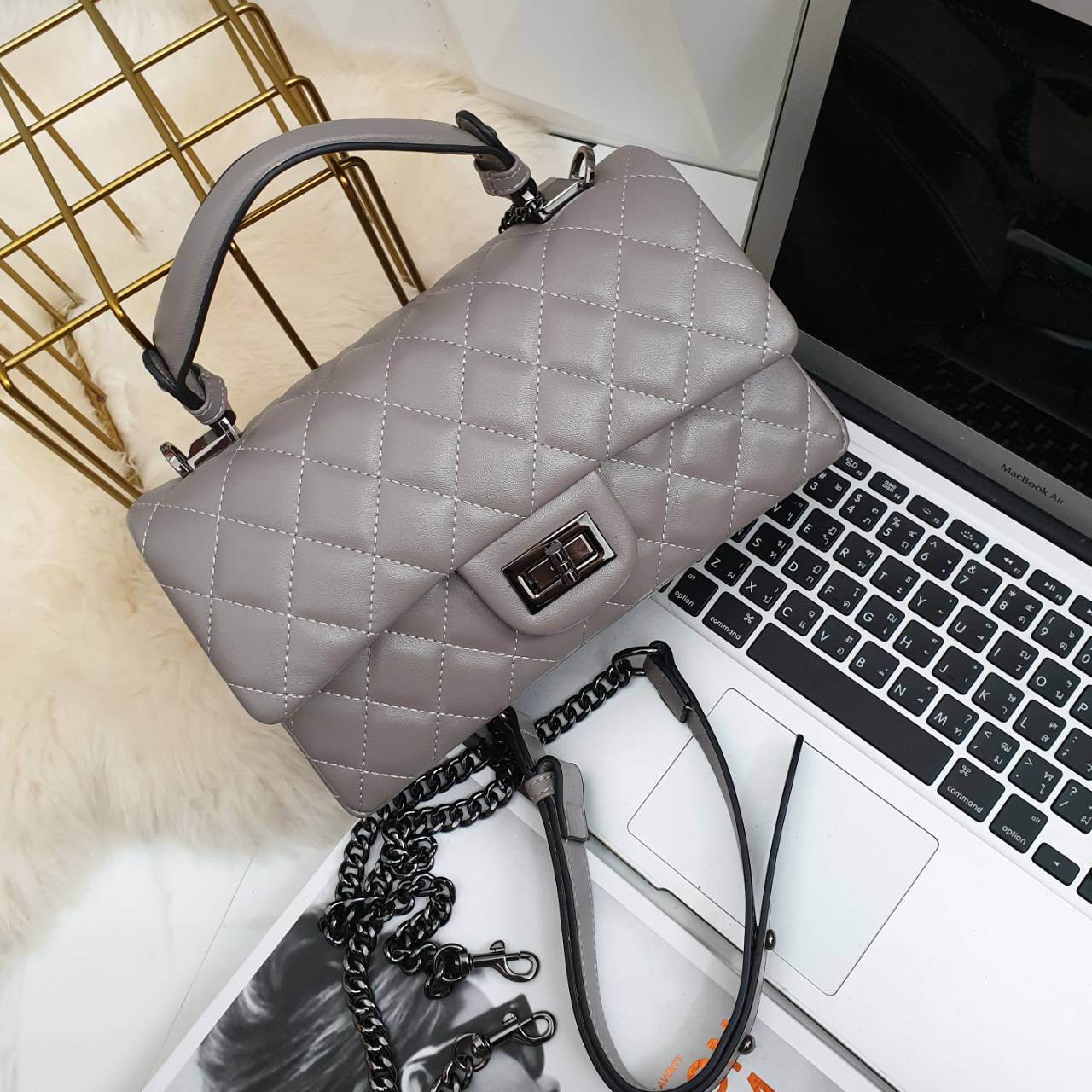 สินค้าเข้าใหม่ KEEP รุ่น Coco chain handbag ✨กระเป๋าทรงหรูวัสดุทำจากหนังแกะสังเคราะห์ หนัง นิ่ม ฟู ตึง สวยอยู่ทรงตามแบบฉบับของแบรนด์ รุ่นใหม่ตัวนี้ปักลายตารางสวยหรู การเย็บประณีตทุกตาราง อะไหล่สีดำ เงา เกรดพรีเมี่ยม ✨รุ่นนี้ดีไซน์มีหูหิ้ว สา