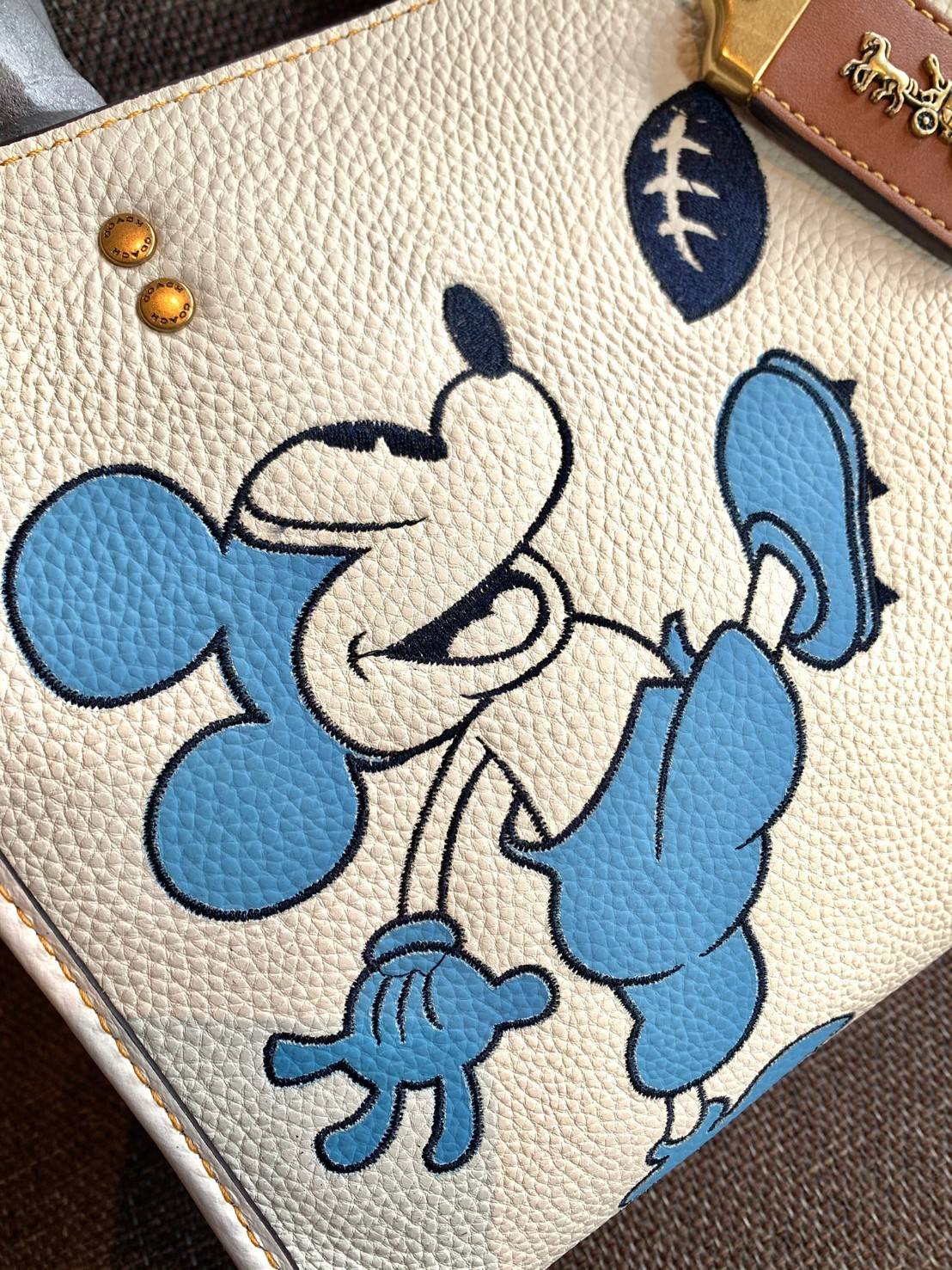 LIMITED EDITION!💥 💋สวยต้องยกนิ้วให้นางไปเลยจร้าา👍👍 COACH DISNEY X COACH ROGUE 25 WITH MICKEY MOUSE((C6166)) 📌พร้อมส่งที่ไทยก่อนใคร คุณภาพจัดเต็มบอกเลย หลงรักแน่นอนค่ะ! ✔️กระเป๋าหิ้ว//คล้องไหล่//สะพายข้างได้ ส