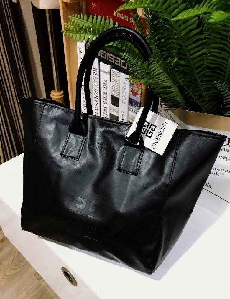 Givenchy Black Soft Leather Shoulder Handbags (Limited edition) กระเป๋าถือหรือสะพายพรีเมี่ยมของเเท้จาก "Givenchy Perfume Counter" วัสดุหนังนิ่มเรียบสีดำด้านหน้าปั้มโลโก้แบรนด์ GV ภายใน Polyester 100% สีดำสกรีนโลโก้สวยดูดี เปิดปิดด้วยกระดุมแม่เหล