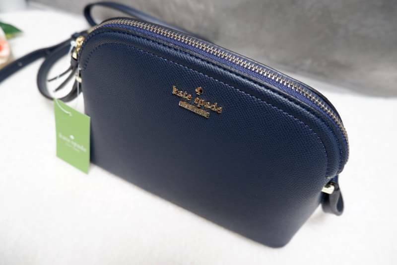 Katespade Crossbody Bag ด้านหน้าติดโลหะชื่อแบรนด์อะไหล่สีทอง เปิดปิดด้วยช่องซิป ด้านในเป็นช่องใส่สิ่งของ และมีป้ายหนังปั๊มโลโก้แบรนด์ ผ้าบุเป็นลายแบรนด์อีกด้วย รุ่นนี้มาพร้อมสายสะพายยาวปรับระดับได้ ทรงนี้สะพายกี่ทีก้อไม่มี out นะจ้ะสาวๆ