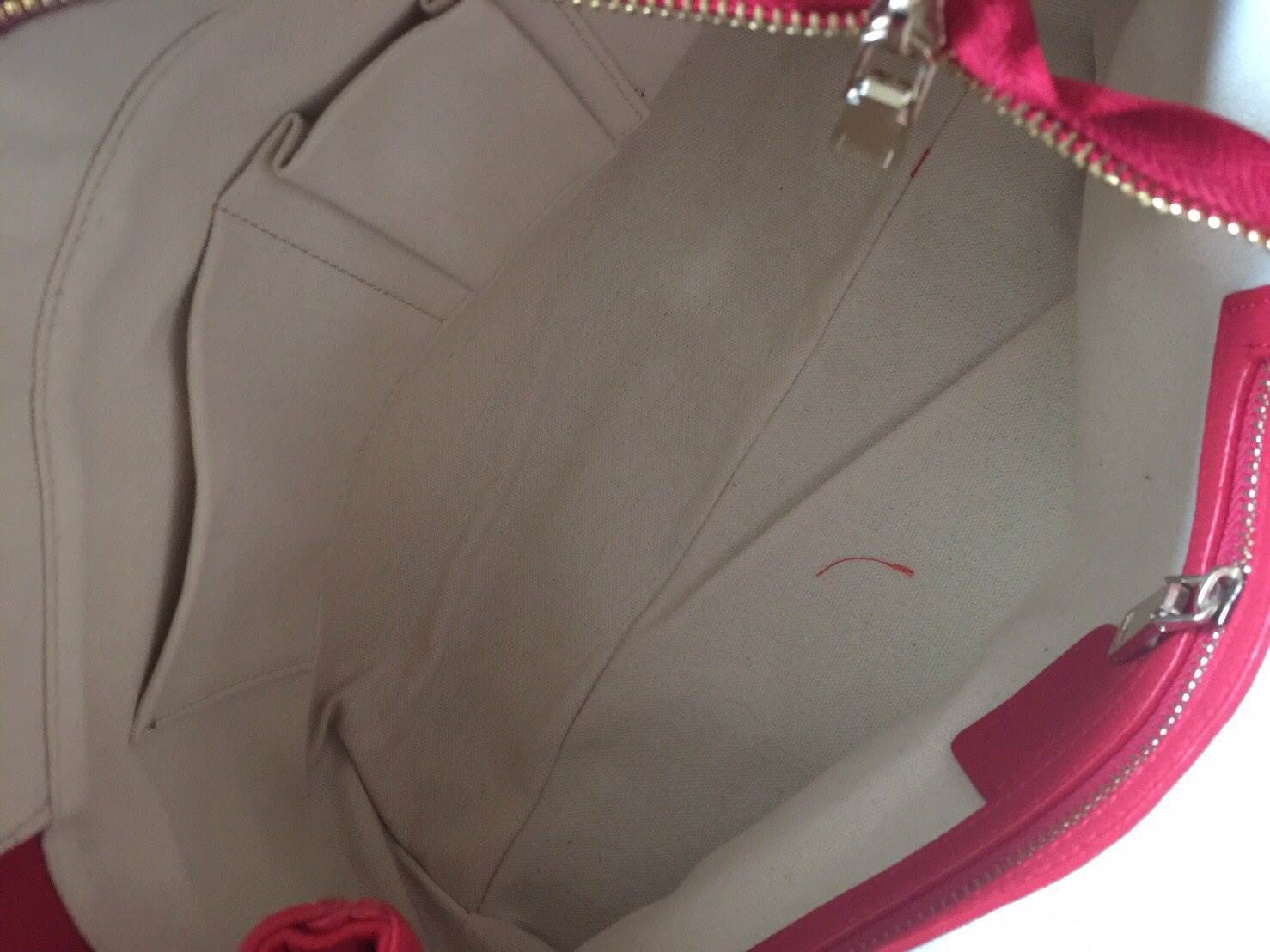 กระเป๋าทรงสวย จากแบรนด์ KEEP สามารถถือ สะพายได้ค่า *จุดเด่นที่ >ตัวกระเป๋าหนังลายสวยมากคะ >น้ำหนักเบามาก จุของคุ้มคะ >ทรงกระเป๋า ปรับทรงได้ เก็บ-ขยาย ทรงได้คะ >ขนาดกระเป๋าใส่ ไอแพด A4 ได้คะ > มีช่องย่อยแบ่งเก็บของ แยก ด้านหน้า ด้ารหลัง เก็บ