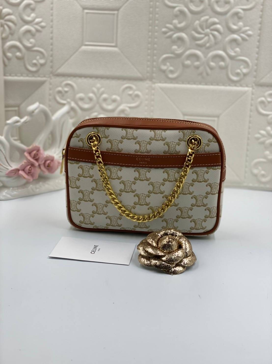 VIP GIFT 】หนังแท้ CELINE SMALL PATAPANS IN TRIOMPHE CANVAS AND CALFSKIN ดีไซน์สวยหรูฮิตสุดในเกาหลี! หนังสวยอยู่ทรง เปิดปิดด้วยซิปแบรนด์สีทอง ภายในโล่งกว้างและจุสามารถใส่มือถือ กระเป๋าสตางค์ ของใช้ได้เยอะ สายสะพายโซ่อะไหล่ทองหรูเลื่อนได้จะใช้สายคู่สะพายไหบ