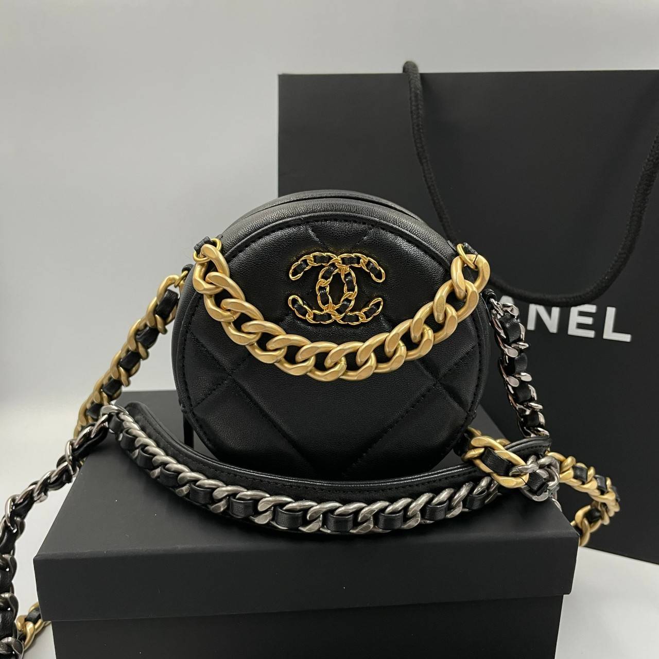 พรีเมี่ยมกิ๊ฟแท้ 100% 】CHANEL CLASSIC CLUTCH CHAIN BAG (GWP) รุ่นนี้มีความพิเศษไฮคลาสมากๆ หนังแท้ สายโซ่เงินทองสลับสี งานสวยเนี๊ยบมากๆ หนังมีความวาวเมทัลลิกทุกสี ให้สัมผัสดีน่ามอง หรูหราระดับเวิลคลาสมากค่ะ เป็นรุ่น World Class for Member Gift คุณภาพเกินรา