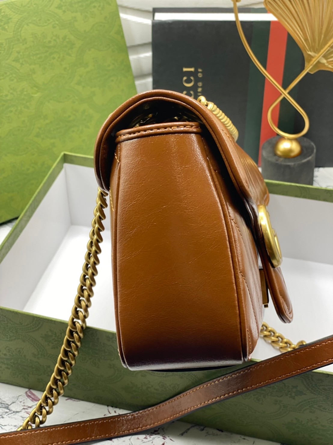 VIP 】GUCCI GG Marmont brown leather shoulder bag 26cm ราคานี้หนังแท้คือคุ้มมากเลยค่าสาวๆ ต้องจัดแล้วน้าา ยกระดับความหรูให้กับตัวเองกันหน่อย ด้วยกระเป๋ารุ่นนี้!! ครอสบอดี้ที่ดีไซน์หรู อัพเลเวล ในราคาที่จับต้องได้ พร้อมเสิร์ฟความสวยตรงถึงบ้านแล้วจ้า