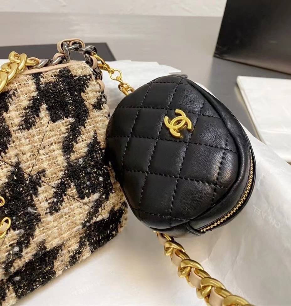 Chanel อเนกประสงค์ รุ่น Limited edition ลายวินเทจ พร้อมใบเล็ก หนังแท้ น้ำหนักเบา มีช่องใส่ของจุกจิก เปิดปิดด้วยฝาปิดกระดุม มีช่องใส่บัตร ช่องซิป ใส่กระเป๋าสตางค์ใบยาว ได้ค่ะ ตัวจริงสวยมากๆถูกใจรีบจองนะคะ ใส่มือถือได้ทุกรุ่น สายสะพายยาวคู่ สะพายได้สองแบบ ป