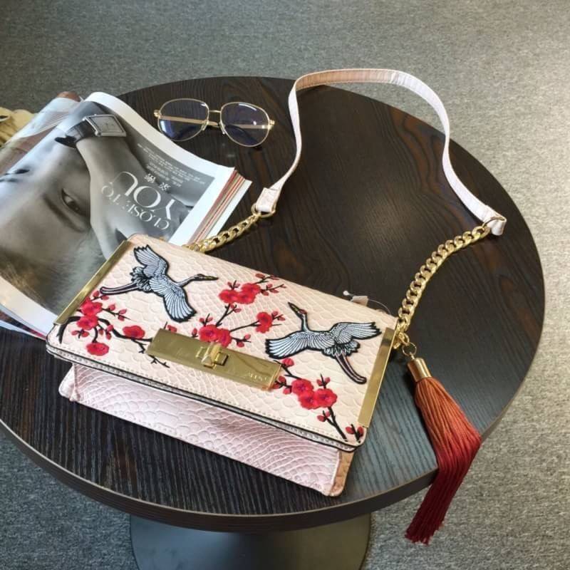ALDO Bergantino Cross Body Handbag กระเป๋าถือหรือสะพายรุ่นใหม่ล่าสุดจาก ALDO แบรนด์ดังแคนนาดาดีไซน์สุดชิคน่ารักมุ้งมิ้งปักเลื่อมลายนกกระเรียนสวยสดใส พร้อมห้อยฟู่ฟรุ้งฟริ้ง เปิดปิดด้วยล๊อคบิดอะไหล่ทอง ภายในมีโลโก้ ช่องซิปและช่องใส่มือถือใส่กระเป๋าสตางค์ยาว