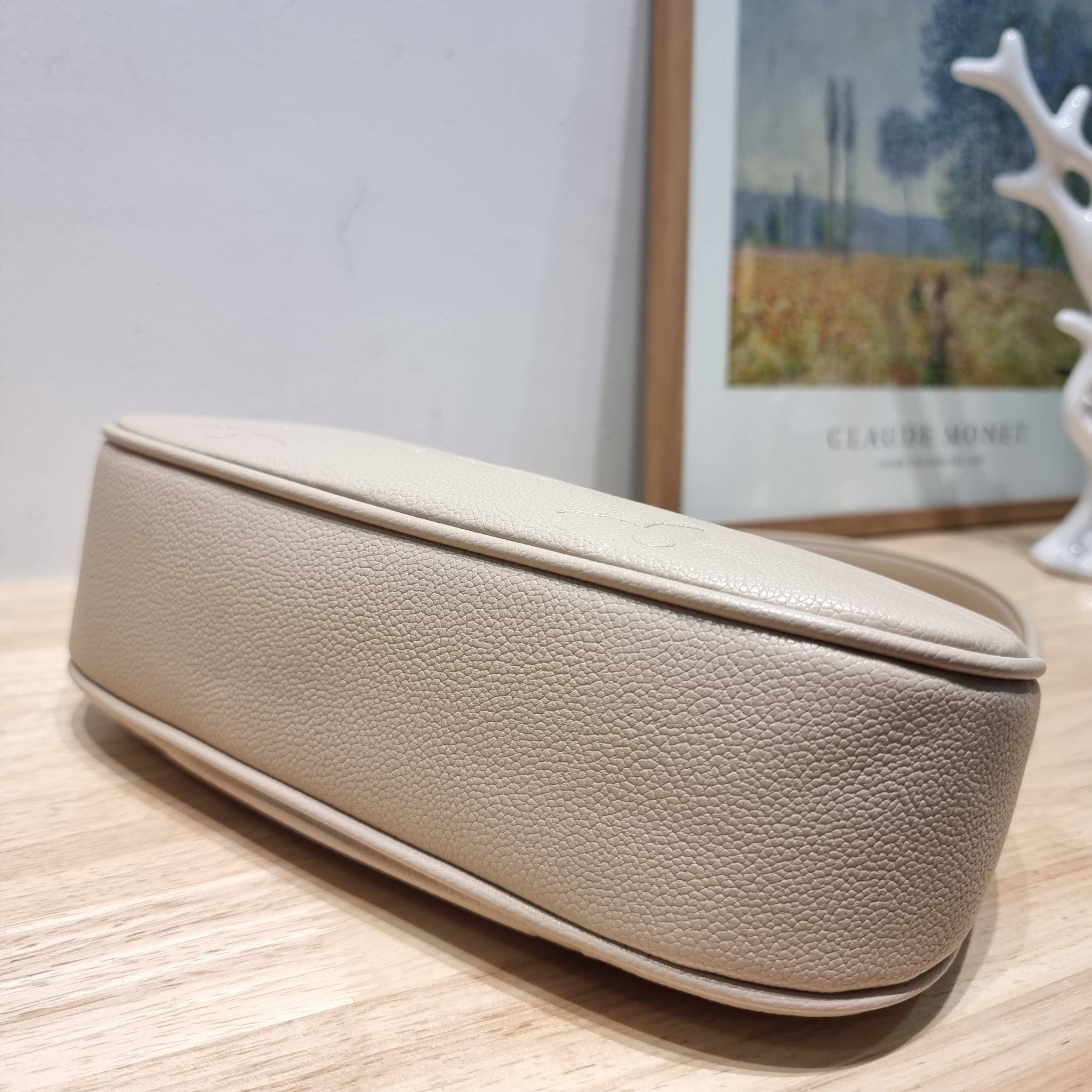 LV Mini Moon Monogram Empreinte Leather ใหม่ล่าสุด สวยสับ สวยตัวแม่ ไอเท็มเก๋ๆ ใบเดียวก็เลิศ กับกระเป๋าสะพายทรงพอช ขนาดกำลังน่ารัก พกพาง่าย รูดใช้งานสะดวกด้วยซิป ภายในเป็นช่องโล่ง มีช่องซิป ส่วนสายสะพายปรับสั้นยาวได้ตามเหมาะสม ดูดี ดูแพงทุกสี