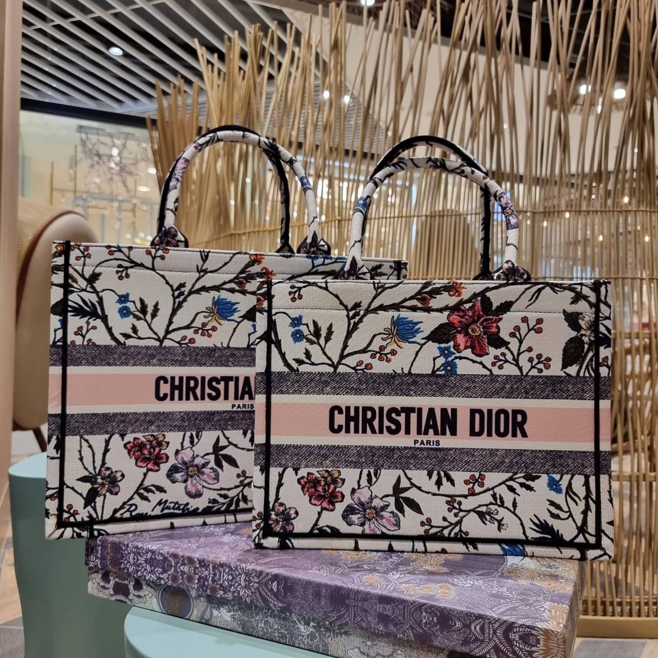 VIP 】HOT ARRIVAL!! DIOR CD SHOPPING BAG WITH GWP กระเป๋าทรงช้อปปิ้งใบใหญ่ จุใจ!! พรีเมี่ยมกิ๊ฟรุ่นดับเบิ้ลฮอต ดีไซน์คลาสสิควินเทจ สวยหรู วัสดุผ้าแคนวาสลายกราฟฟิค ภายในโล่งกว้างมากๆ ใส่ของจุสุดๆ โน้ตบุ้ค ไอแพด กระเป๋าสตางค์ มือถือ หรือเสื้อผ้ายังได้ สะพายค
