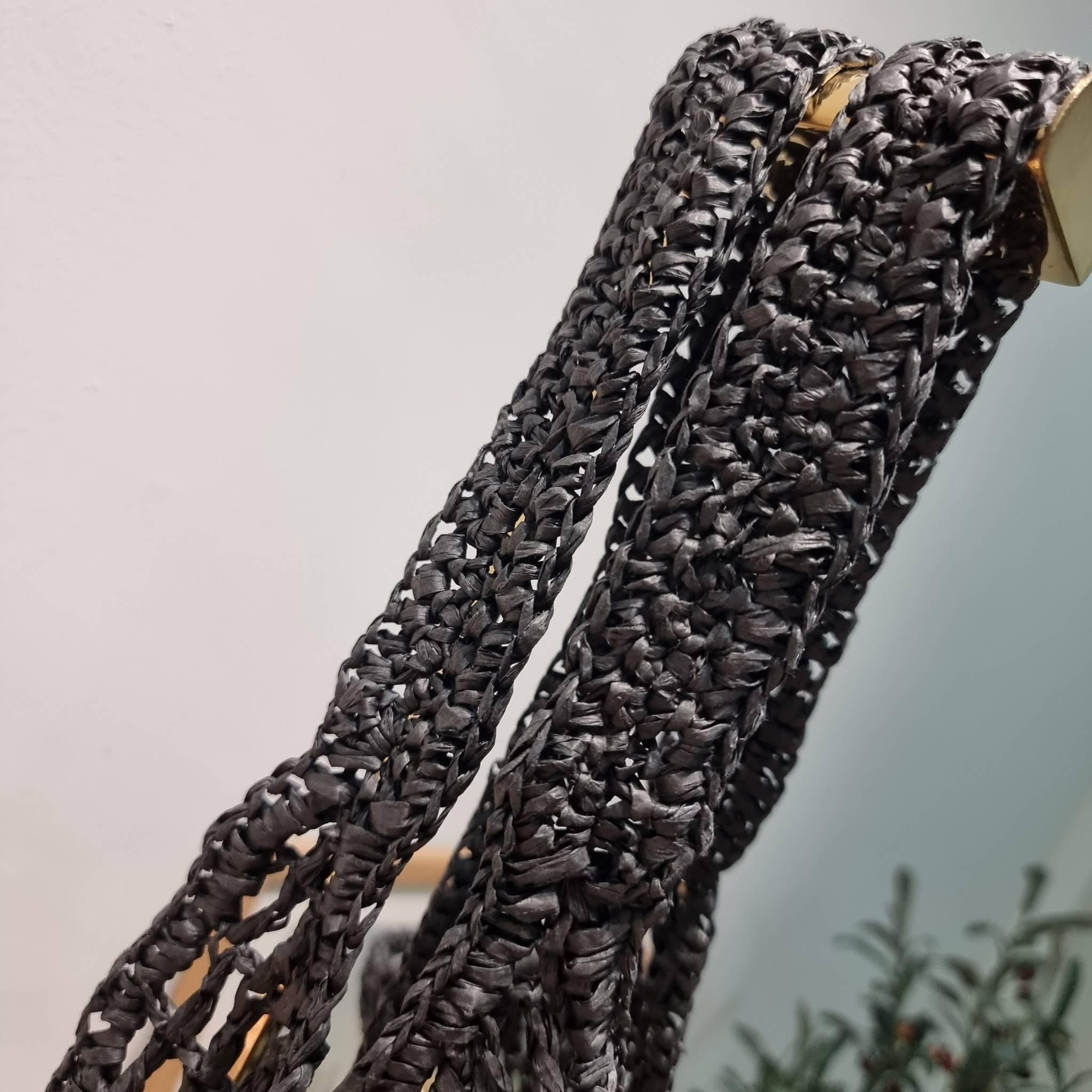 PRADA RAFFIA TOTE BAG สวยไม่ซ้ำใคร สไตล์บีช เหมาะมากกับการสะพายไปเที่ยวทะเล หรือจะใช้ในวันสบายๆก็ตอบโจทย์ กับกระเป๋าสะพายสานใบใหญ่ ตัวกระเป๋าเป็นวัสดุสังเคราห์จากธรรมชาติ