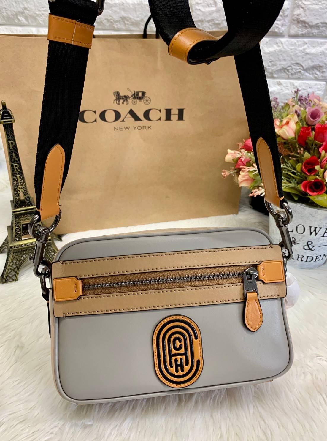 COACH ACADEMY CROSSBODY IN SIGNATURE WITH VARSITY ZIPPER ((768, 960)) พร้อมส่งที่ไทยอีกครั้ง! ได้ไปหลงรักแน่นอนค่ะ😘 กระเป๋าสะพายครอสบอดี้ร์ของคุณผู้ชาย((สาวหล่อใช้ก็สวยทีเดียว)) หนังแท้อย่างดี หนังนิ่มมือดีค่ะ