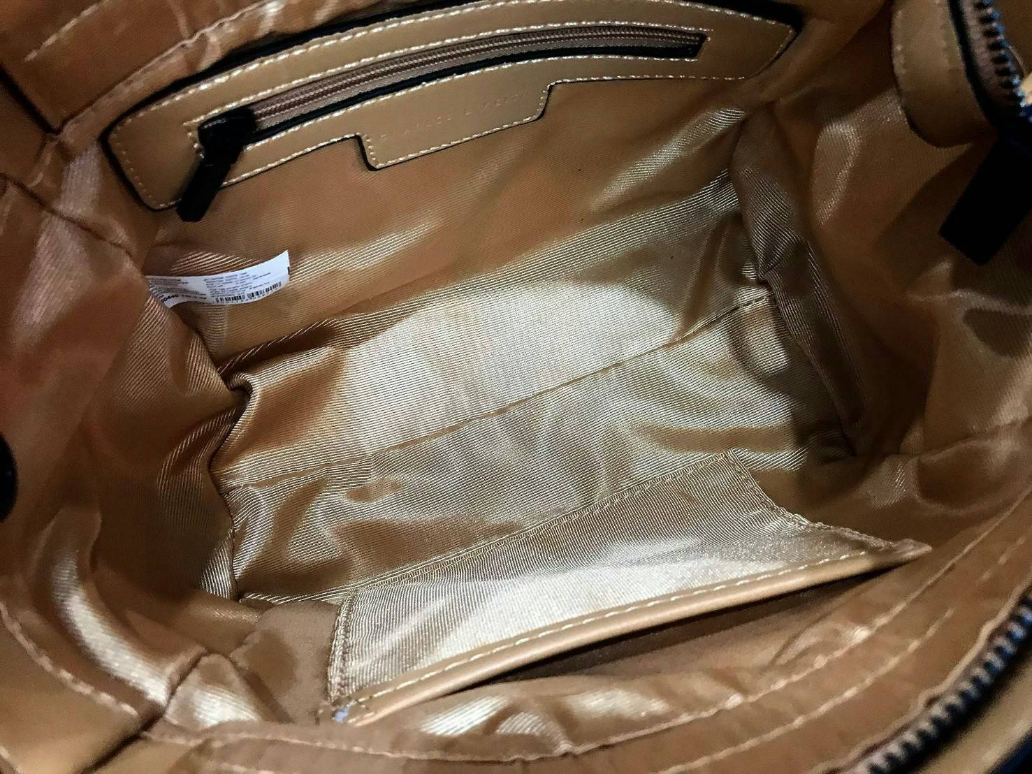 CHARLES & KEITH TRAPEZE CROSSBODY BAG กระเป๋าถือหรือสะพายดีไซน์ยอดนิยมหนังอยู่ทรงสวย ด้านหน้าสกรีนโลโก้ และมี 1 ช่องซิป เปิดปิดด้วยซิป ภายในมีช่องใส่ของ และช่องซิปเล็ก ใส่กระเป๋าสตางค์ใบยาว มือถือ ของใช้ได้เยอะ พร้อมสายสะพายยาวโซ่ต่อหนังปรับได้ถอดได้ มีหม