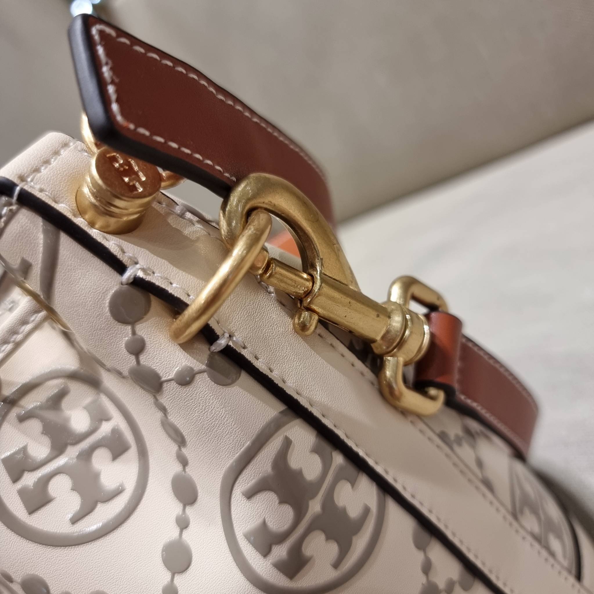 TORY BURCH T MONOGRAM EMBOSSED BUCKET BAG คอลเลคชั่นใหม่ กับกระเป๋าบัคเก็ตทรงยอดนิยม ดีไซน์ใหม่ล่าสุด สวยลูกคุณหนู หรูหรา!! ด้วยดีเทลผิวลายนูนลวดลายเอกลักษณ์ วัสดุหนังแท้ ปากกระเป๋ารูดเปิด-ปิดได้ มีหูจับในตัว สะดวกใช้ไปอีก และมีสายสะพายข้าง ปรับได้อีกด้วย