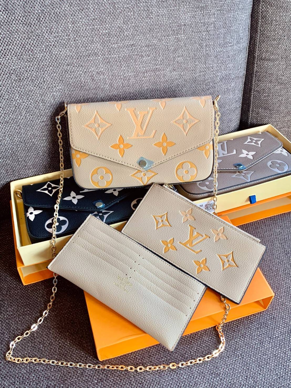 VIP 】Louis Vuitton Pochette Felicie ใบจริงหนังสวยมากๆค่า! ✔️กระเป๋าแบบคลัท มีสายสะพายโซ่มาให้ด้วยค่ะ ✔️หนังแกะสังเคราะห์อย่างดี ลายหนังสวย ปั้มลายแบรนด์ทั้งใบ ✔️รุ่นนี้มาพร้อมกระเป๋าเล็ก สำหรับใส่บัตรได้1ใบ//ใส่ธนบัตรแบบมีซิปรูดอีก1ใบ