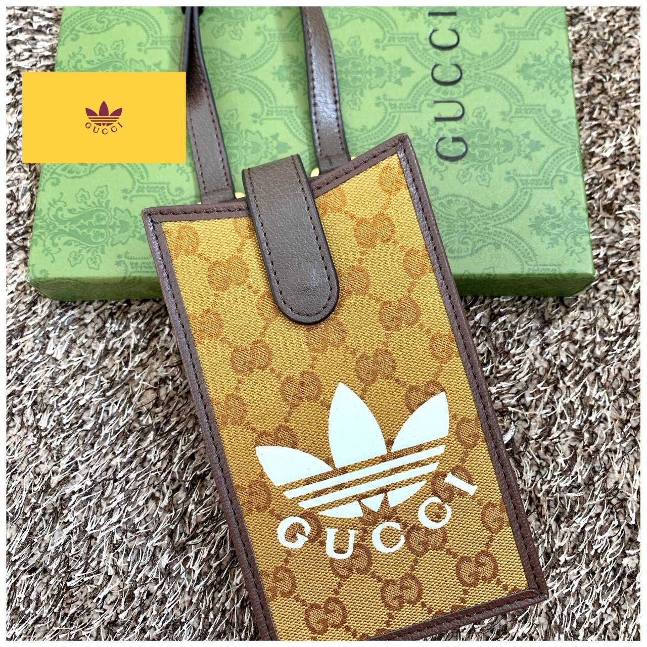 VIP 🥂 LIMITED EDITION Gucci x adidas Phone Case ไม่มีได้ยังไง สวยขนาดนี้ ที่หนุ่มๆสาวๆต้องมีติดตัวค่ะ 💙กระเป๋าใส่มือถือ หนังแท้ 🔺สีน้ำตาลอมเหลือง สัสดุJacquard ทอลายGG ค่ะ ด้านหน้าทั้ง3สี มีโลโก้แบรนด์แบบนูนอันเป็นสัญลักษณ์ของคอลเล