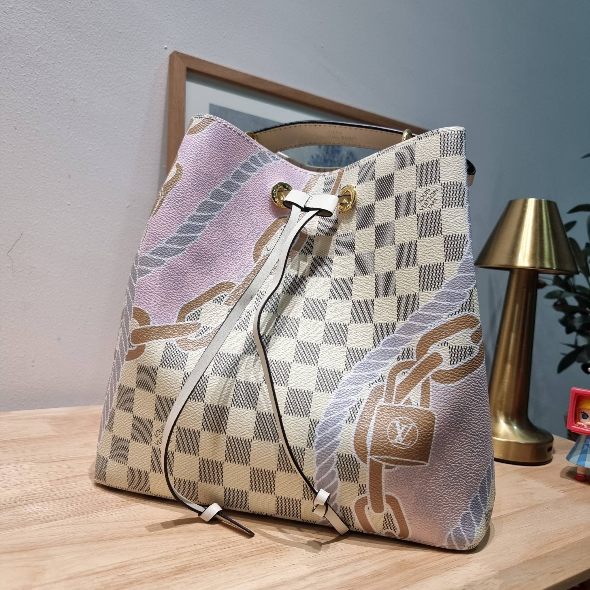 LV Neonoe MM Damier Azur New Spring Collection - Nautical อีกหนึ่งรุ่นท็อปฮิต กับดีไซน์ใหม่ต้อนรับฤดูร้อน กับกระเป๋าสะพายทรงบัคเก็ตใบใหญ่