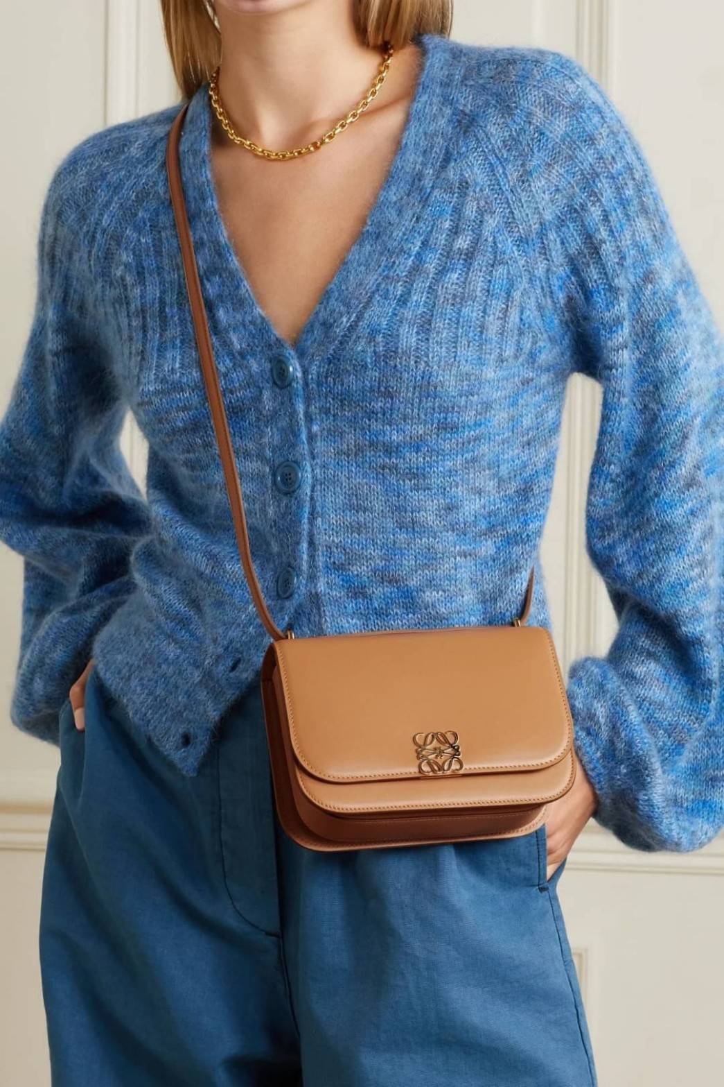 small : LOEWE Goya anagram small leather shoulder bag มาทำความรู้จักทุกดีเทลของ กระเป๋า GOYA ไอเท็มใบใหม่ล่าสุดจาก Loewe ด้วยรูปทรงกล่องอันคลาสสิกที่มาพร้อมรายละเอียดอันน่าค้นหา ด้วยรูปทรงบ็อกสุดคลาสสิก พร้อมโครงสร้างที่กะทัดรัดเปี่ยมไปด้วยสเน่ห์น่าค้นหา 