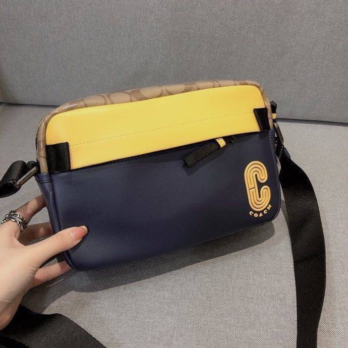 COACH EDGE CROSSBODY IN SIGNATURE CANVAS กระเป๋าสะพายครอสบอดี้ร์ วัสดุหนังแท้ หนังนิ่มอย่างดีค่ะ ด้านหน้ามีช่องซิปซ่อนให้หนึ่งช่อง เปิดปิดช่องหลักแบบซิปคู่ภายในกว้าง ใส่ของได้จุเลยนะคะ มีช่องซิปและช่องเล็กให้อีก2ช่อง;ด้านหลังกระเป๋าเป็นช่องโล่งใส่ของอีกช่