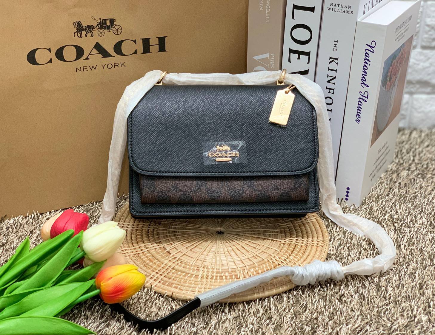 พร้อมส่งถึง8สี ห้ามพลาดค่ะ! COACH KLARE CROSSBODY BAG ((91019//91174//90400//1424//90635)) พร้อมส่งที่ไทย กระเป๋าสะพายครอสบอดี้ร์หรือสามารถทบเป็นสายคู่คล้องไหล่ได้ด้วยค่ะ หนังแท้ แต่ละสีทำลายหนังได้สวยงามแตกต่างกันออกไปนะคะ ✔️ห้อยด้วยป้ายแบรนด์แบบโ