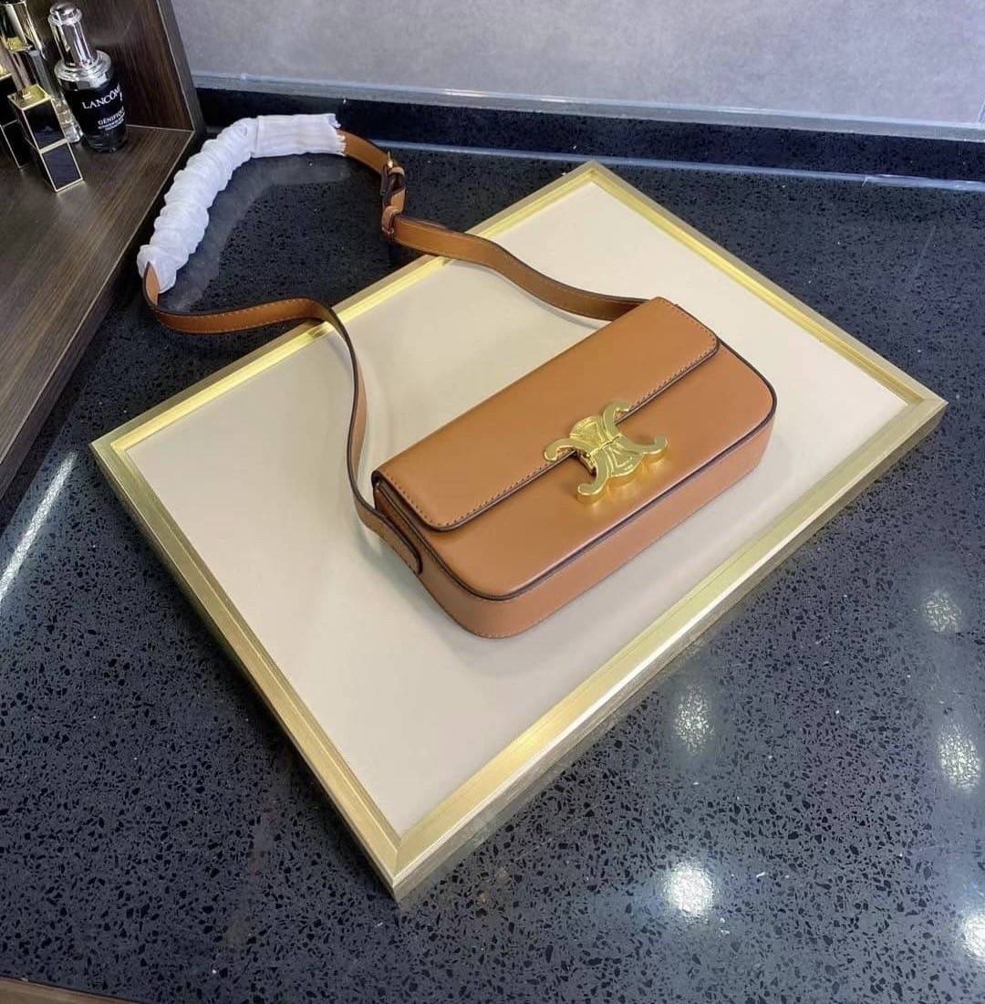 CELINE TRIOMPHE SHOULDER BAG VIP GIFT WITH PURCHASE-GWP พรีเมี่ยมกิ๊ฟ Limited Edition จาก CELINE PERFUME DUTY FREE COUNTER วัสดุหนังแกะสังเคราะห์เรียบ ดีไซน์ยอดนิยมสไตล์สาว LISA ทรงเหลี่ยมสวยหรูอยู่ทรง