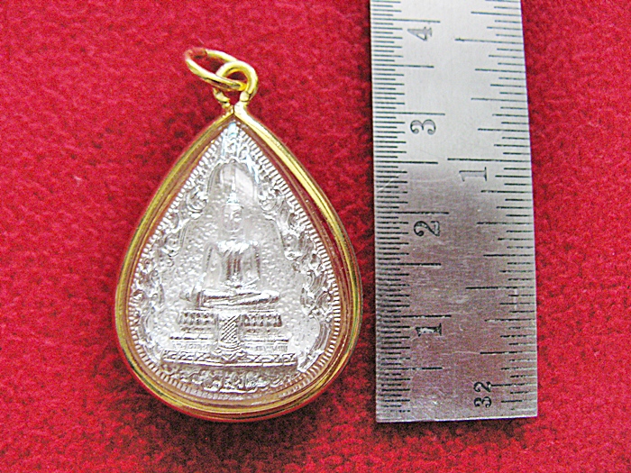 สินค้าหมดค่ะ เหรียญหลวงพ่อวัดไร่ขิงหลัง ภปร. รุ่นสร้างโรงพยาบาล พ.ศ.๒๕๒๒ เนื้อกะไหล่เงิน เลี่ยมทองไมครอน พร้อมผ้ายันต์และใบคาถาค่ะ