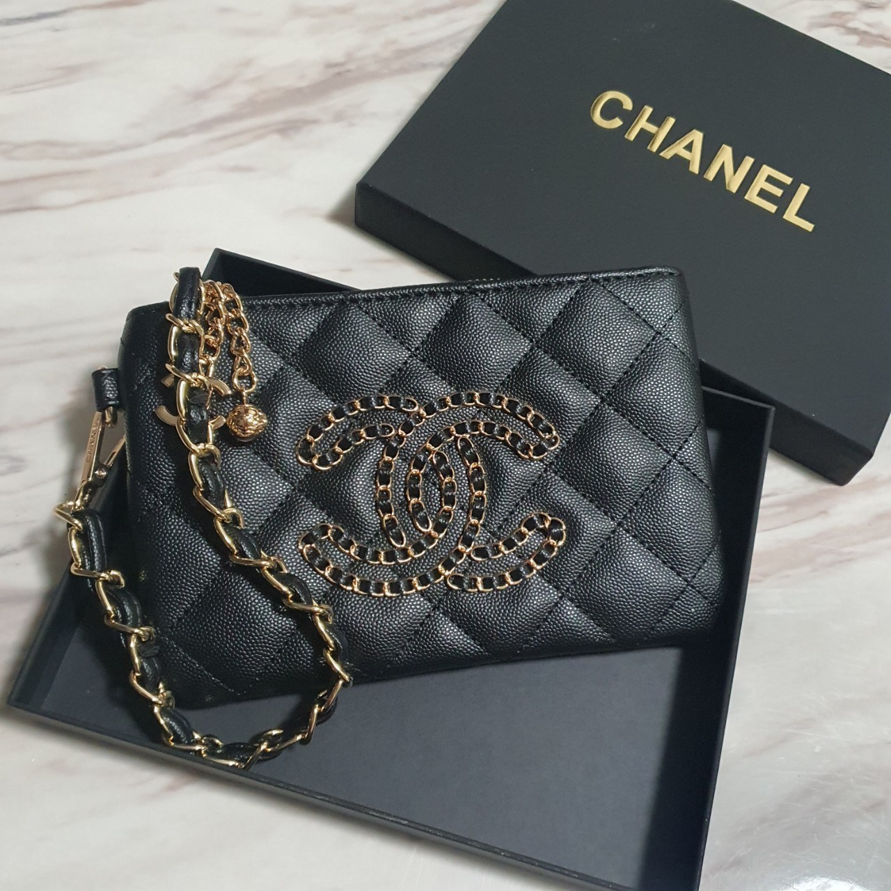 SIZE MINI พร้อมส่งรุ่นขายดี!!! Don't Miss! Chanel Clutch Bag VIP Gift With Purchase (GWP) กระเป๋าคลัชแบนหรือกระเป๋าสตางค์ GWP จาก Chanel Cosmetic Counter Duty free วัสดุหนังคาเวียร์สวยหรูเปิดปิดด้วยซิปสะดวกใช้ ด้านหน้าประดับโลโก้แบรนด์อะไหล่ทองและมี1