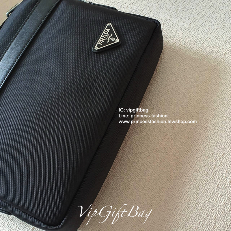 New Must Have For Men 👍👍 กับงานพรีเมี่ยมกิ้ฟแบรนด์ดังอย่าง prada ทรง messenger ทรงยอดฮิต สำหรับท่านชาย เนื้อผ้า Polyester ขนาดใหญ่ จุของได้มาก ใส่ipad labtop หนังสือ ได้หมดคะ เปิดปิดด้วยซิปอะไหล่เงิน บุด้วยผ้าสีดำปั้มแบรนด์ สวยงามมากคะ อะไ