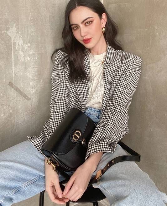 Dior Bobby Bag (GWP) พรีเมี่ยมกิ้ฟ Limited Edition วัสดุหนังแท้ Calfskin อะไหล่ทอง กระเป๋าหรูยอดฮิต ดีไซน์เป็นทรงโค้งเรียบหรูแบบโบฮีเมียนนิดๆ ด้านหน้าประดัลโลโก้ CD เด่นชัด ตอกย้ำความเป็นแบรนด์หรู Christian Dior แมทกับชุดได้ง่าย ใช้ได้ทุกวัน ทั้งสะพายไหล่