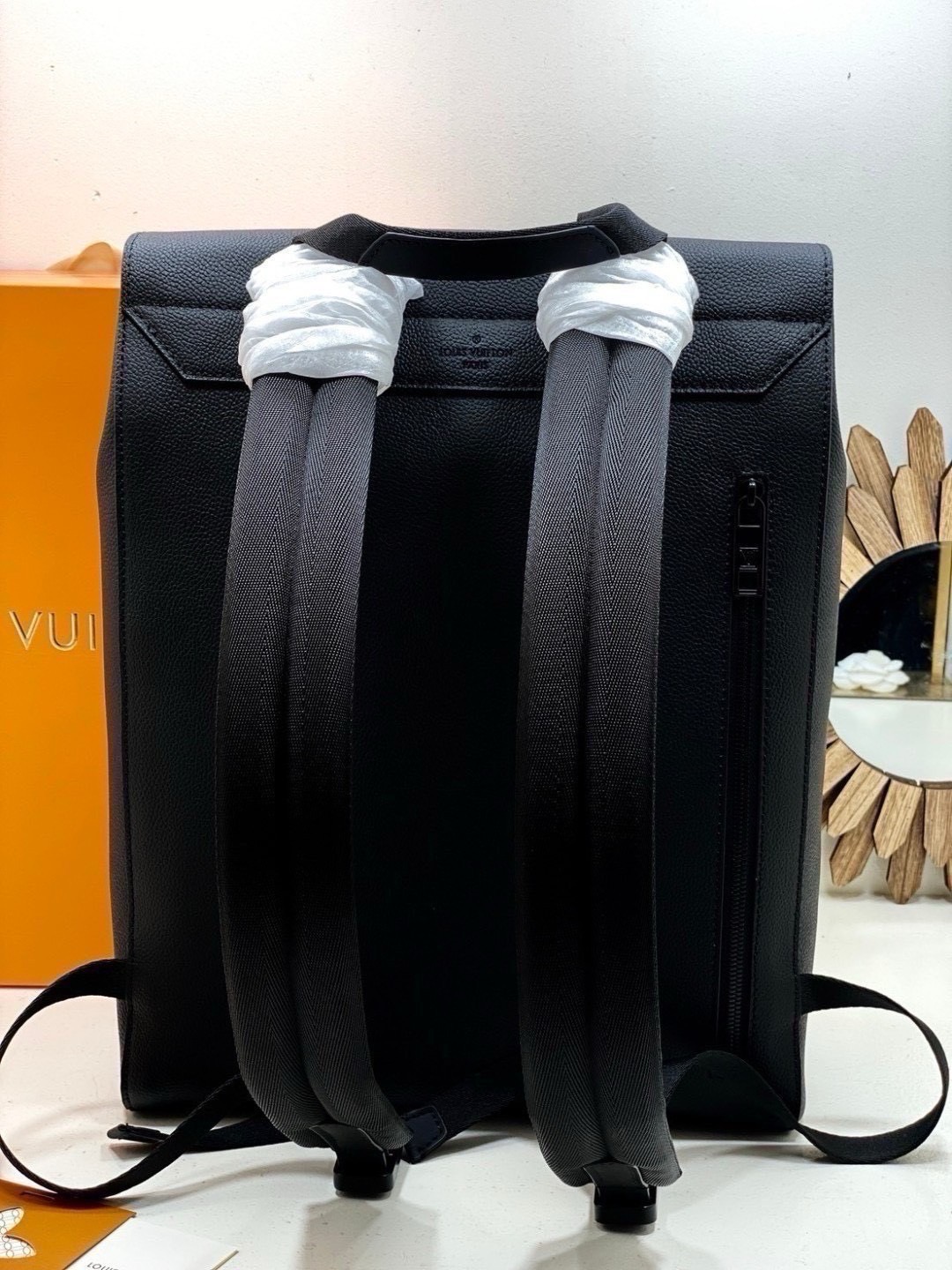 ORI หนังแท้ | LV Fastline Backpack กระเป๋าสะพายหลังรุ่น Fastline โดดเด่นด้วยดีไซน์มุมตัดและรูปทรงเรียบหรูอันเป็นเอกลักษณ์ของคอลเล็คชั่น LV Aerogram สีดำเต็มใบสวยหรูคลาสสิค ประดับเนมแท็ก