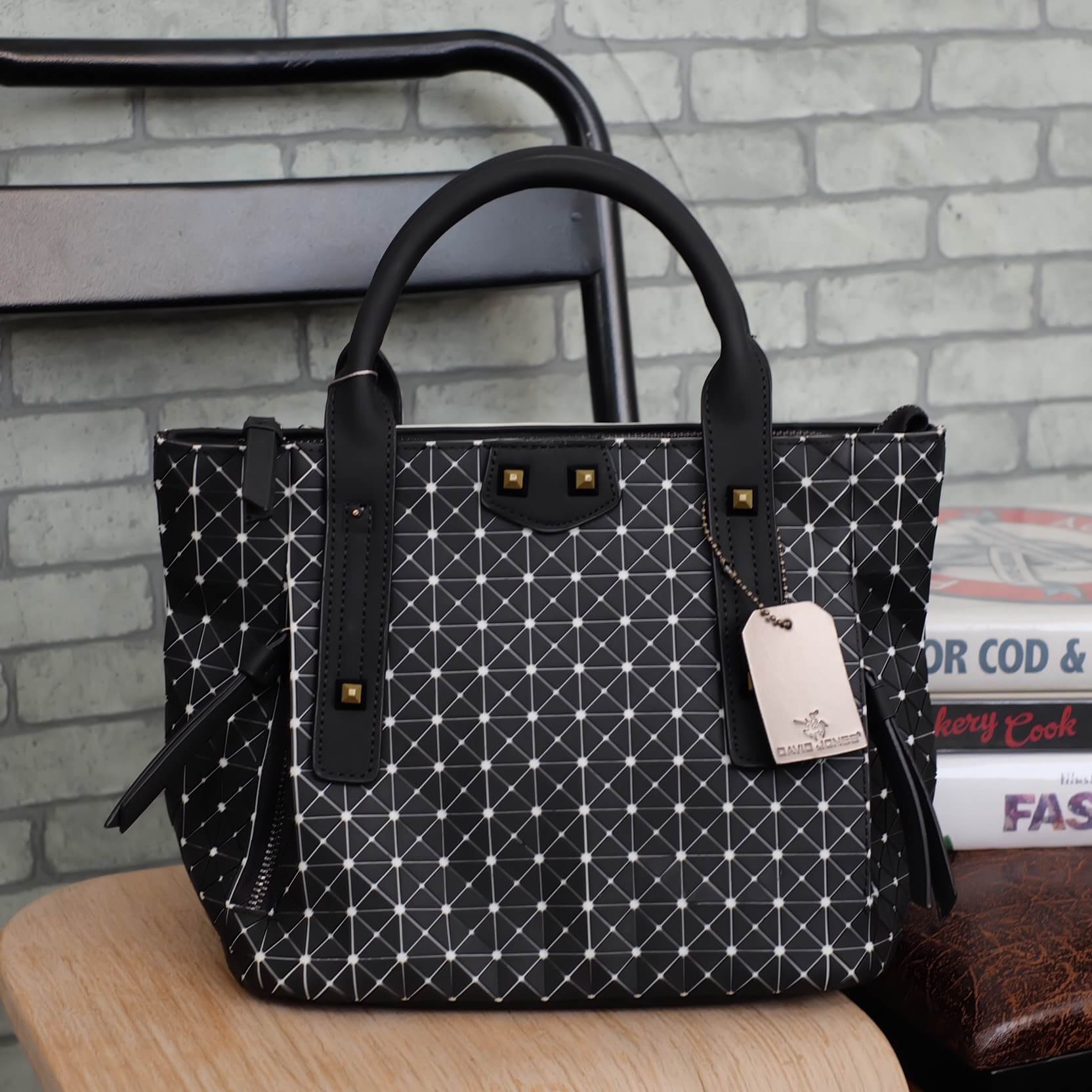 สินค้ามาใหม่ค่า สี ดำด้าน ลายใหม่ 😊 ทรงสุดฮิตจากแบรนด์ David Jones กระเป๋า ทรง Tote ตัวกระเป๋าเย็บติด ด้วยแผ่นอคิลิค สีดำสุดหรู ดีไซน์เกร๋ #จุดเด่นที่ น้ำหนักเบา สามารถ ถือ หรือ สะพายไหล่ได้คะ ใบใหญุจุของคุ้ม แต่น้ำหนักเบาคะ มีใบเดียวจบ #ควรมีติดต