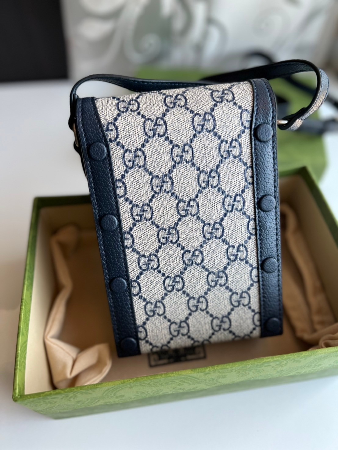 Gucci Horsebit 1955 mini bag / Gucci Phone Bag ออริจินอล รุ่นยอดฮิต ไซส์มินิ ที่ใครๆก็ต้องรู้จัก!! กับกระเป๋าขนาดมินิในรูปแบบผ้าแจ็คการ์ดสีขาวงาช้างและน้ำเงิน ได้รับแรงบันดาลใจมาจากดีไซน์ดั้งเดิม ซึ่งแอคเซสเซอรี่นี้โดดเด่นด้วยรายละเอียดดั้งเดิมที่ทันสมัยโ