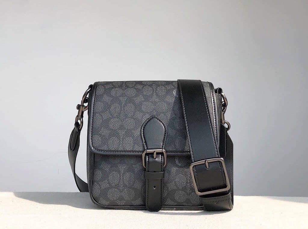 Coach Frankie Crossbody In Signature Canvas Leather Bag Sling CD877 กระเป๋าสไตล์แฮนด์ฟรีที่จัดระเบียบอย่างดีสำหรับการเดินทางหรือที่ทำงาน Frankie Crossbody ขนาดกะทัดรัดถือทุกสิ่งที่จำเป็นด้วยพื้นที่สำหรับโทรศัพท์ กระเป๋าสตางค์ กุญแจและอีกมากมาย ผลิตจากผ้าแ