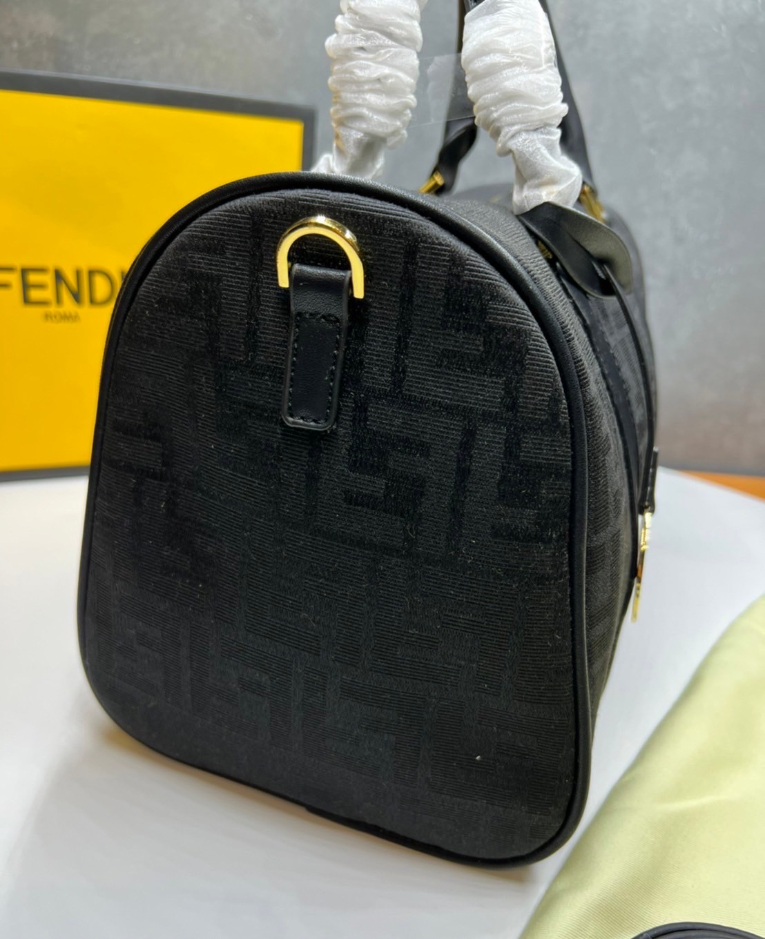 หนังแท้ Fendi Keepall 30 cm / Fendi Travel Bag / Fendi Boston Vintage Bag พร้อมส่งที่ไทย Tobacco Zucca Canvas and Gold hardware. กระเป๋าเดินทางใบใหญ่กำลังดี ภายในโล่งกว้าง จุของได้เยอะ พร้อมส่งที่ไทย ภาพสินค้าถ่ายจากงานขายจริง ใช้งานต่างประเทศได้